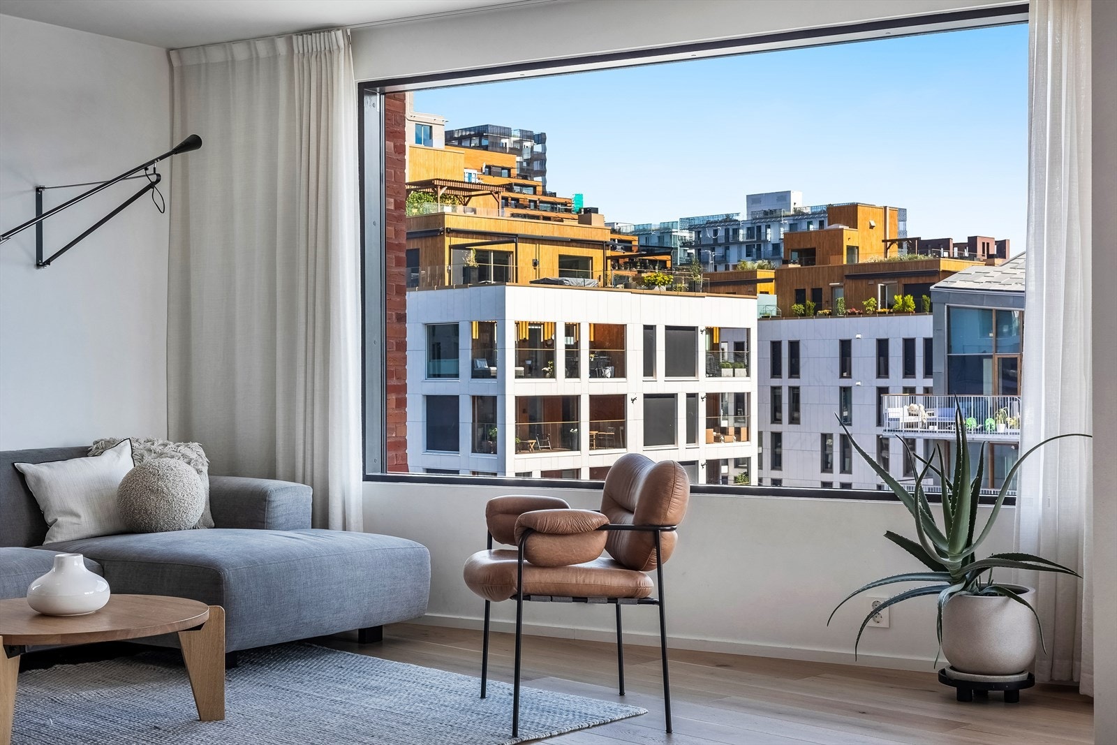 Leiligheten har store vindusflater som gir rikelig med luft og lys. Det er installert solskjerming på vinduene. Galleribilde