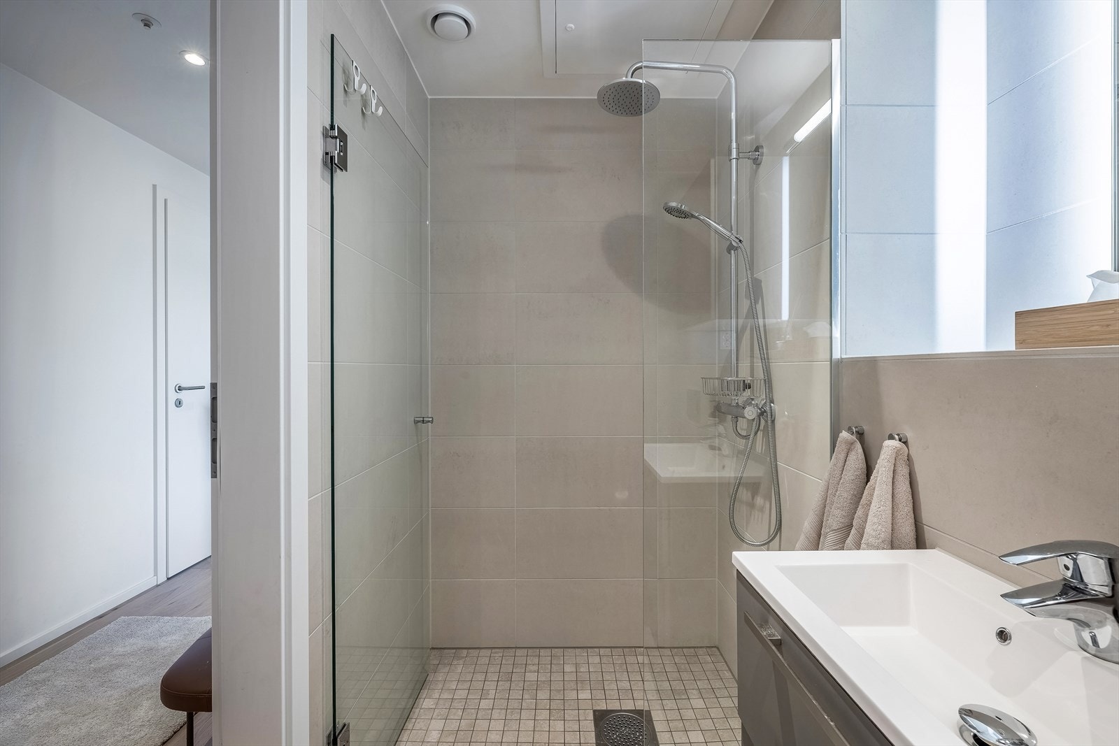 Rommet ventileres via balansert ventilasjonanlegg, tilluft under dørblad. Galleribilde