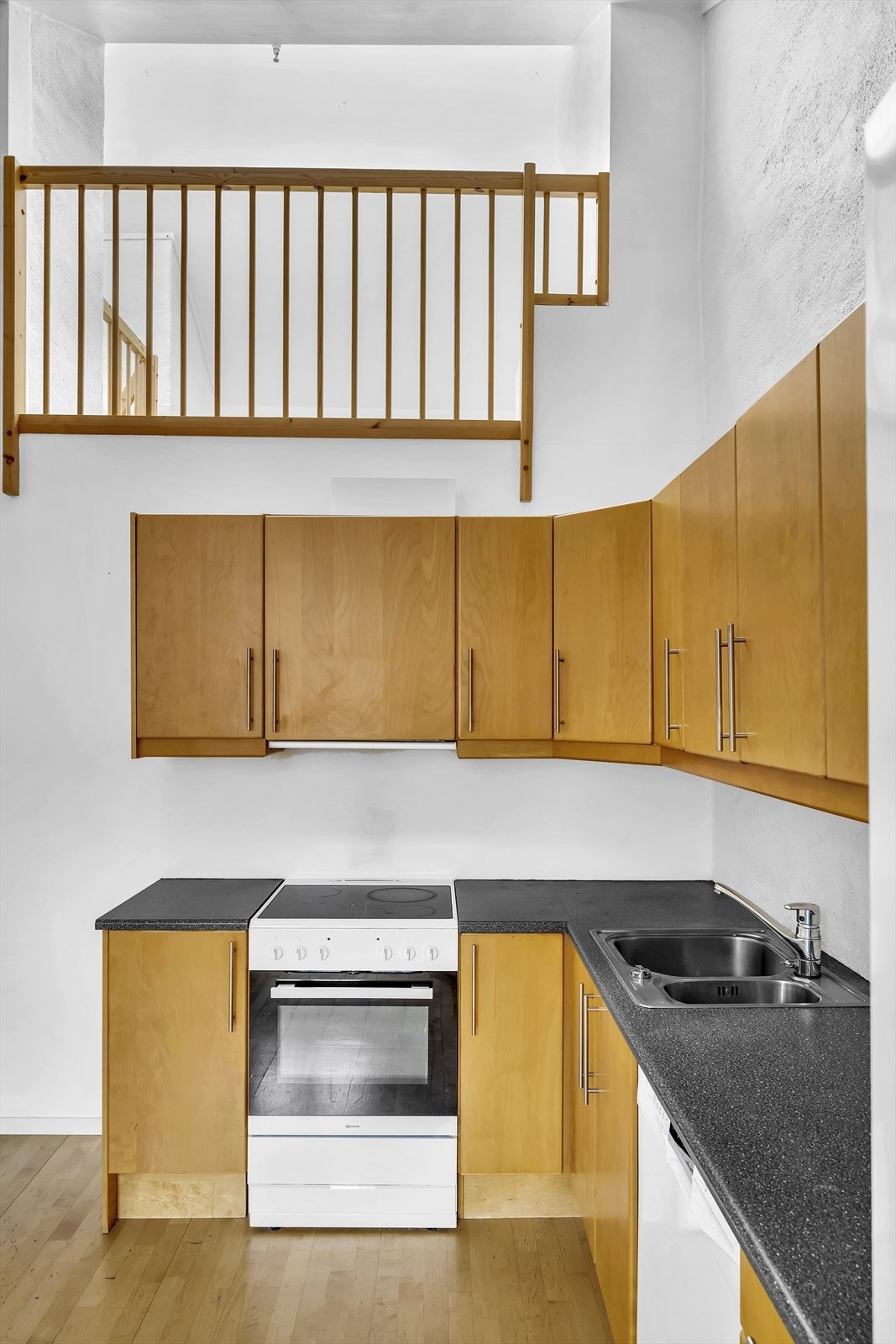 Leilighetens hems har utsikt vendt mot kjøkken. Galleribilde