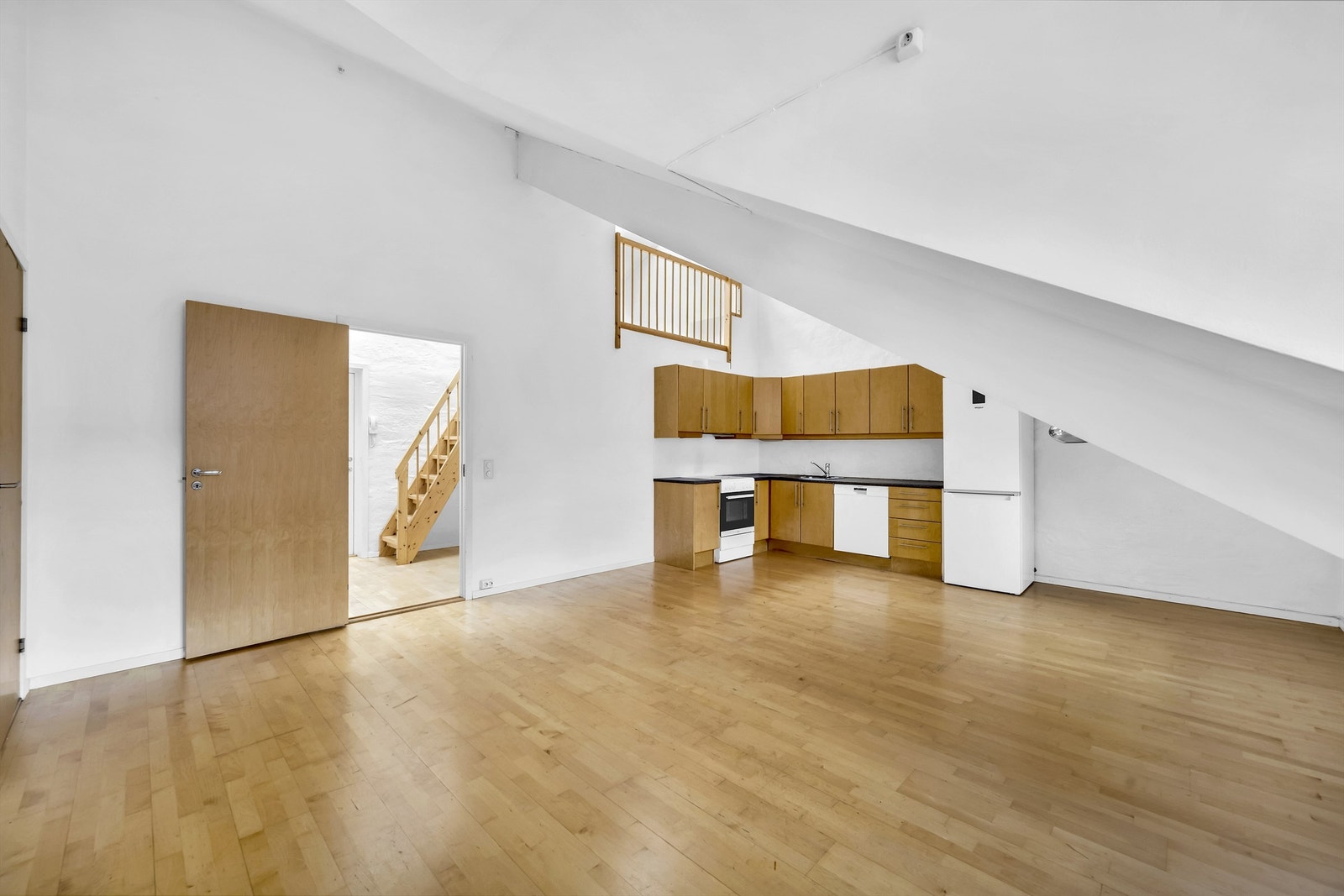 Oppholdsrommet har god plass til spisegruppe i naturlig tilknytning til både stue og kjøkken. Galleribilde