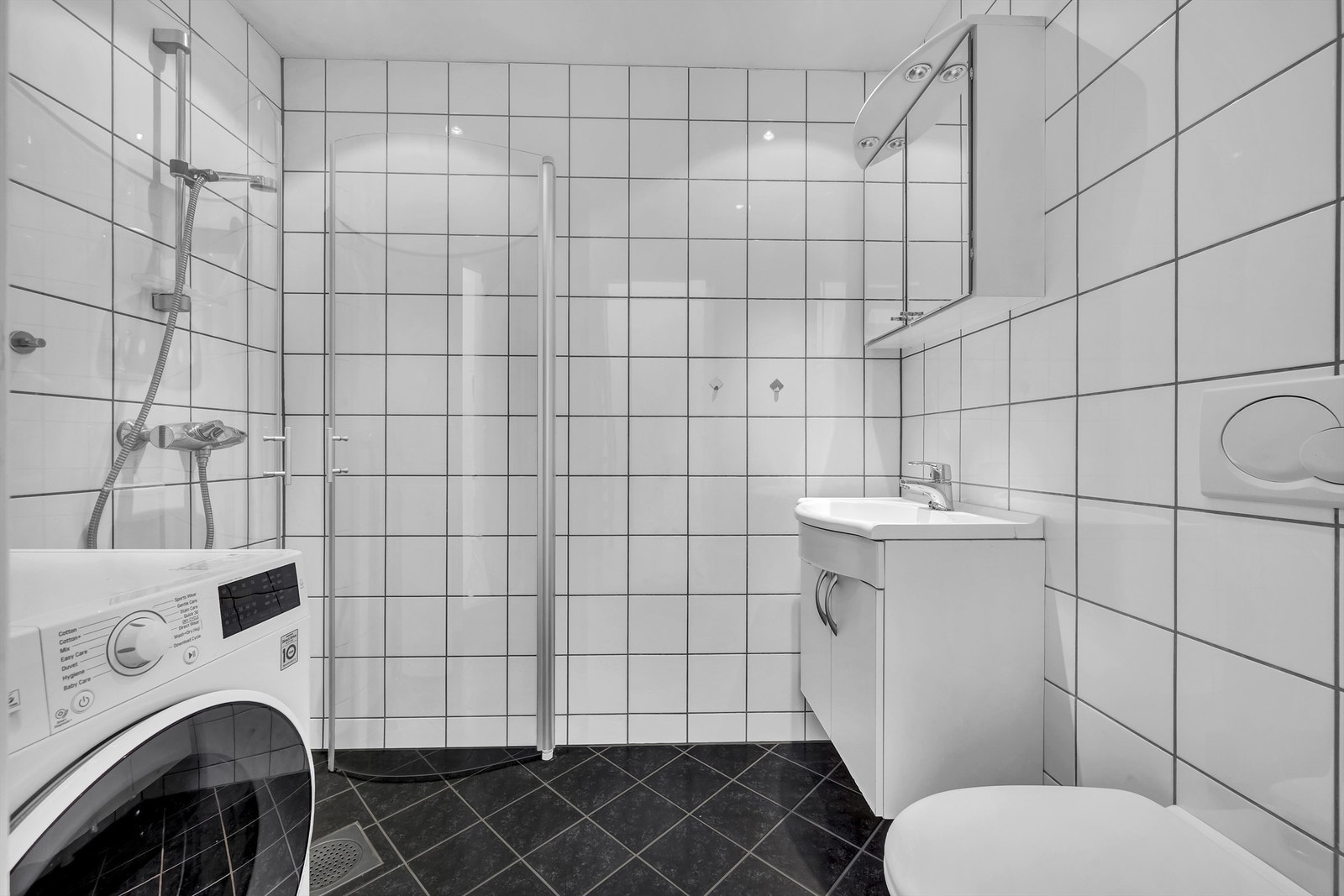 Lyst og innbydende bad pusset opp i 2004 med flislagte vegger, flislagt gulv med gulvvarme, malte himlingsflater og opplegg for vaskemaskin. Galleribilde