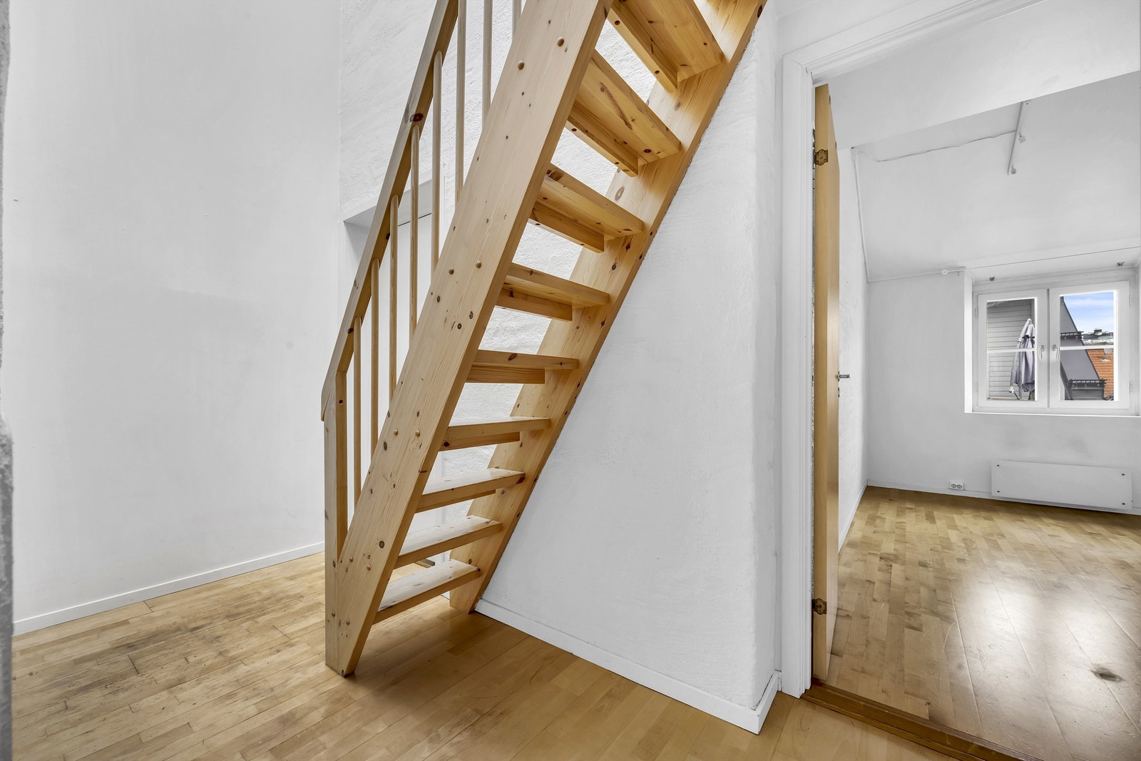 Leilighetens entré har tilknytning til de fleste rom i leiligheten. Galleribilde