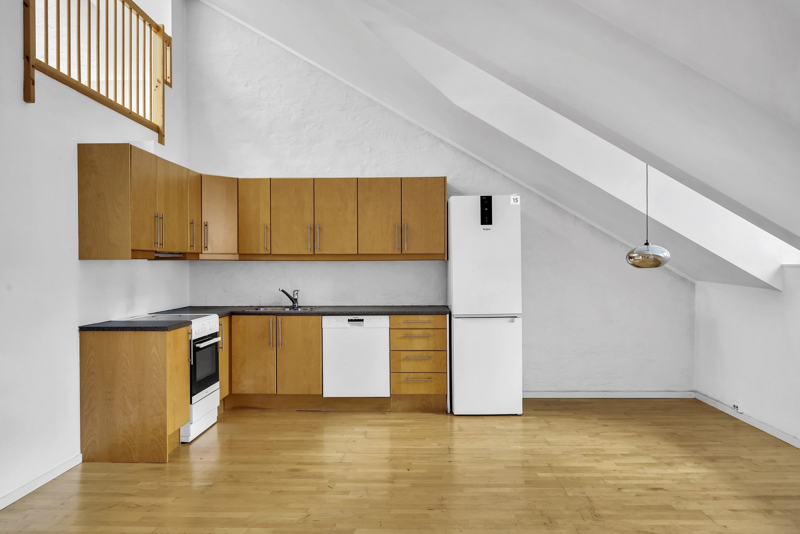 Kjøkkenet har fin kombinasjon av overskap og hyller som gir god plass til oppbevaring Galleribilde