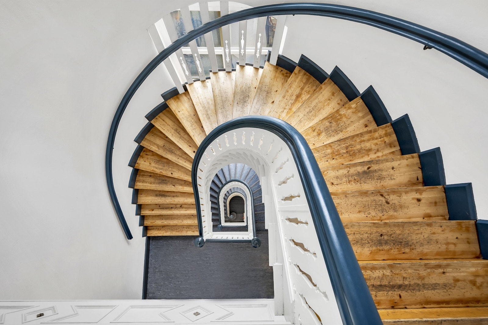 Leiligheten har adkomst via felles trappeoppgang med callinganlegg, samt entrédør i brannklasse B-30 med 35 desibel lydmotstand. Galleribilde