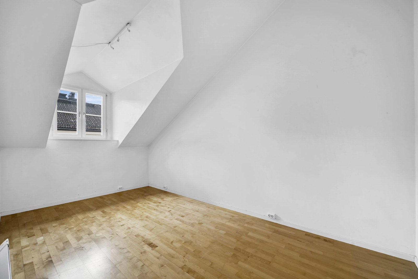 Skråtaket gir soverommet et lunt preg og en fin atmosfære. Galleribilde