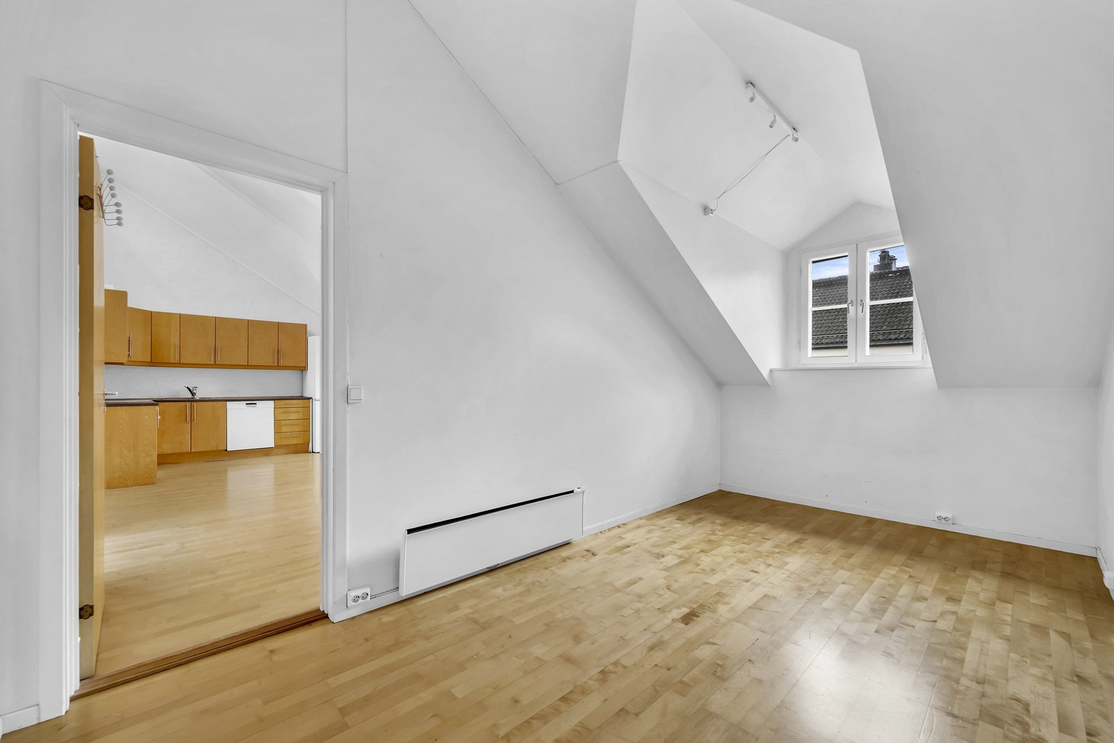 Soverom med plass til dobbeltseng, nattbord og garderobeskap. Galleribilde