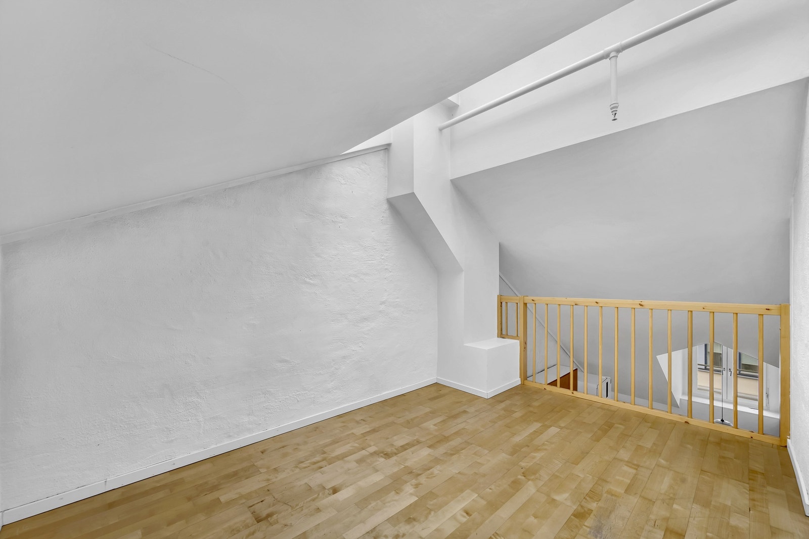 Hemsens rekkverk er av tre og er målt til ca. 93 cm og er vendt ut mot kjøkken. Galleribilde