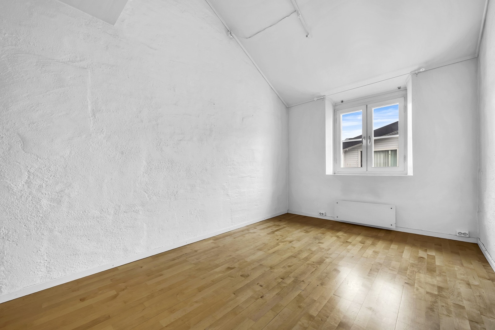 Begge soverommene er malt i lys farge og har gulvflater belagt i trestavs parkett. Galleribilde