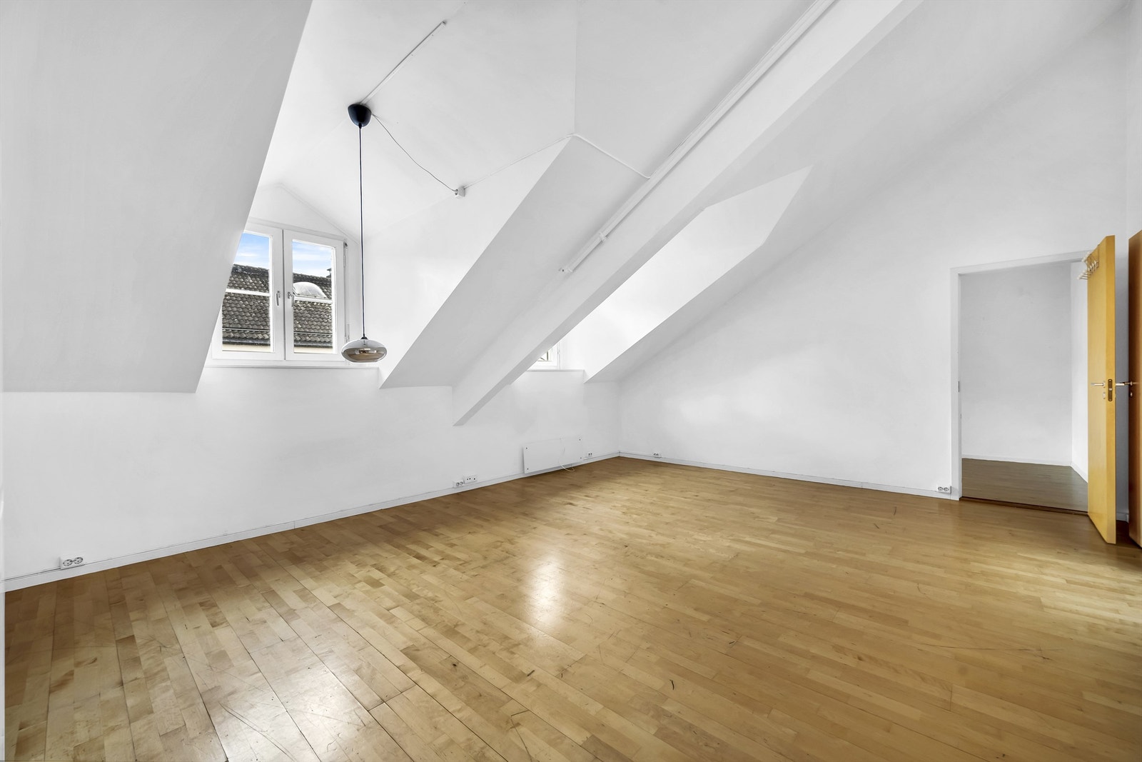 Åpen kjøkkenløsning mot stue gir oppholdsrommet et romslig preg og gode møbleringsmuligheter. Galleribilde