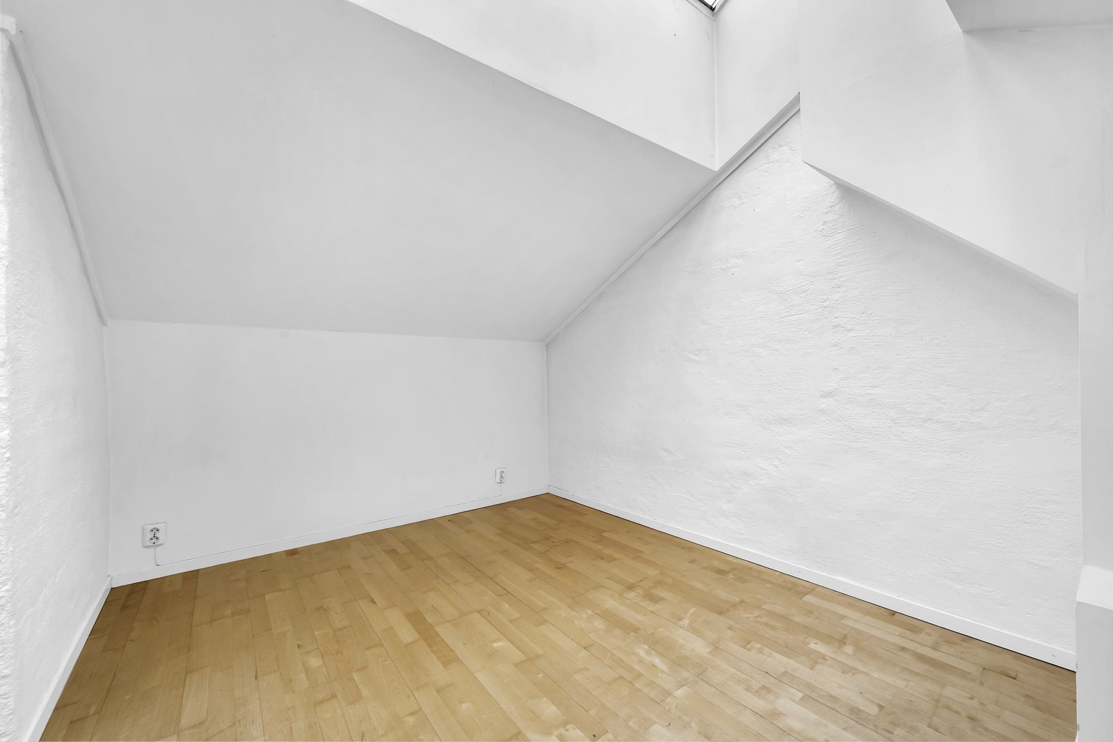 Hemsen har god plass til ønskelig møblering og/eller ekstra oppbevarings plass. Galleribilde