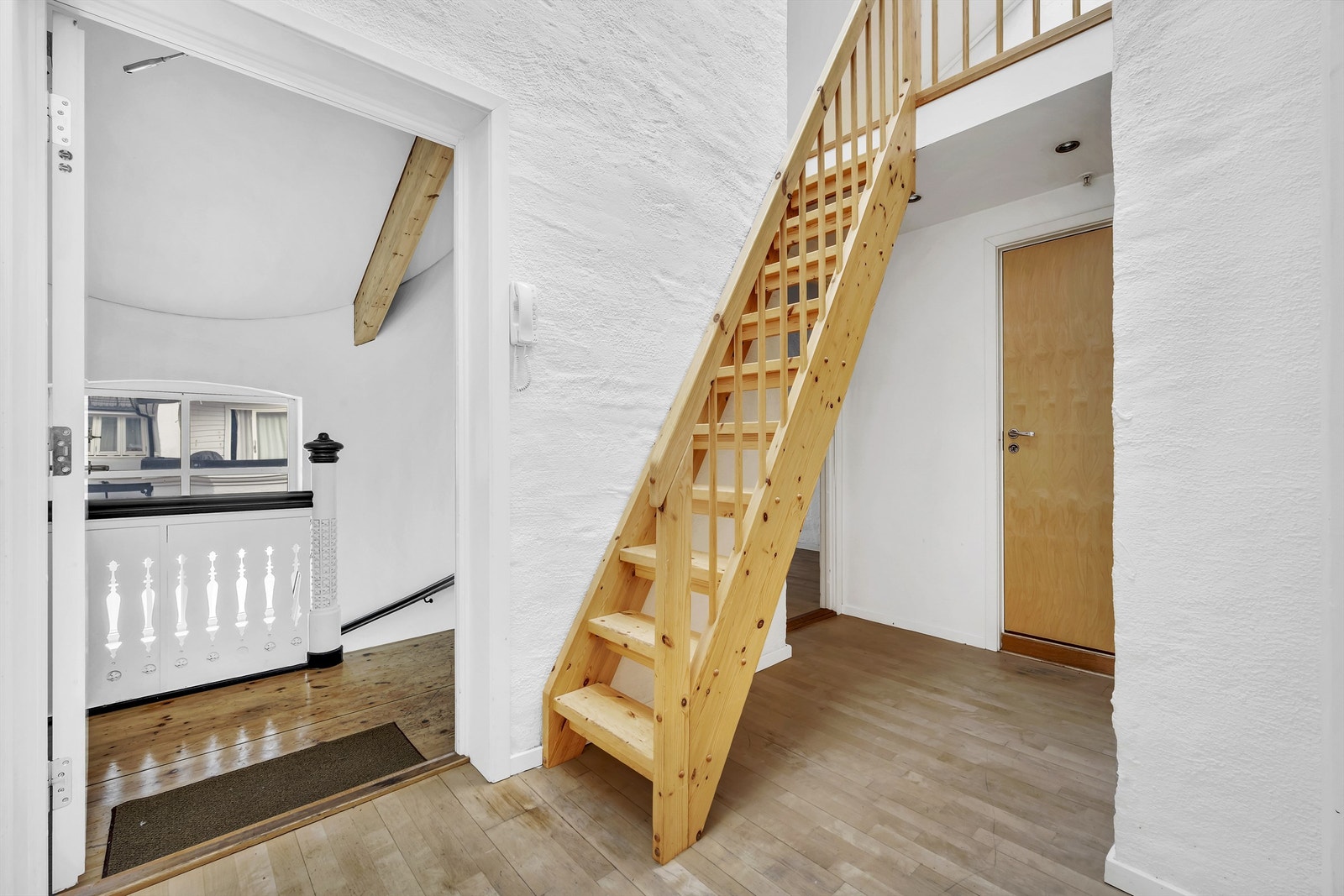 Fra entreen er det trapp opp til hemsen, inngang til ett av soverommene, baderom samt stue og kjøkken. Galleribilde