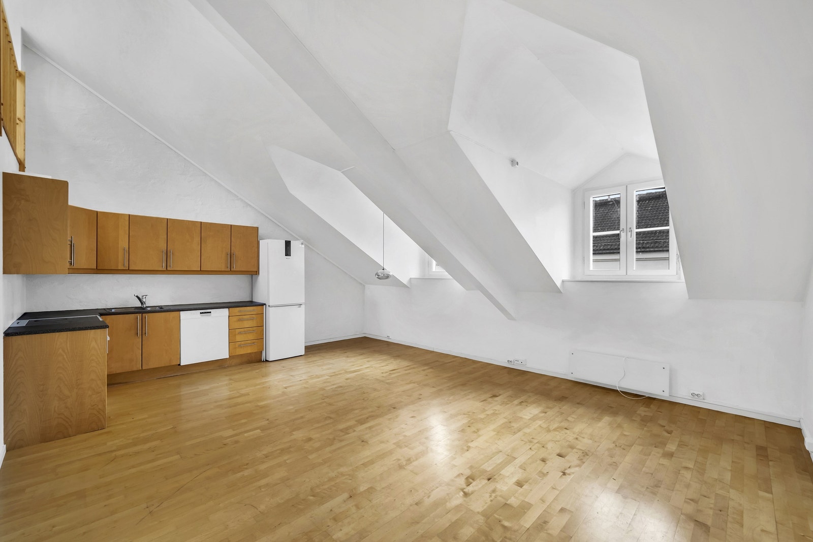 Leiligheten har en lys og innbydende stue med god plass til sofagruppe, tv-benk, spisegruppe, og annet ønsket møblement. Galleribilde