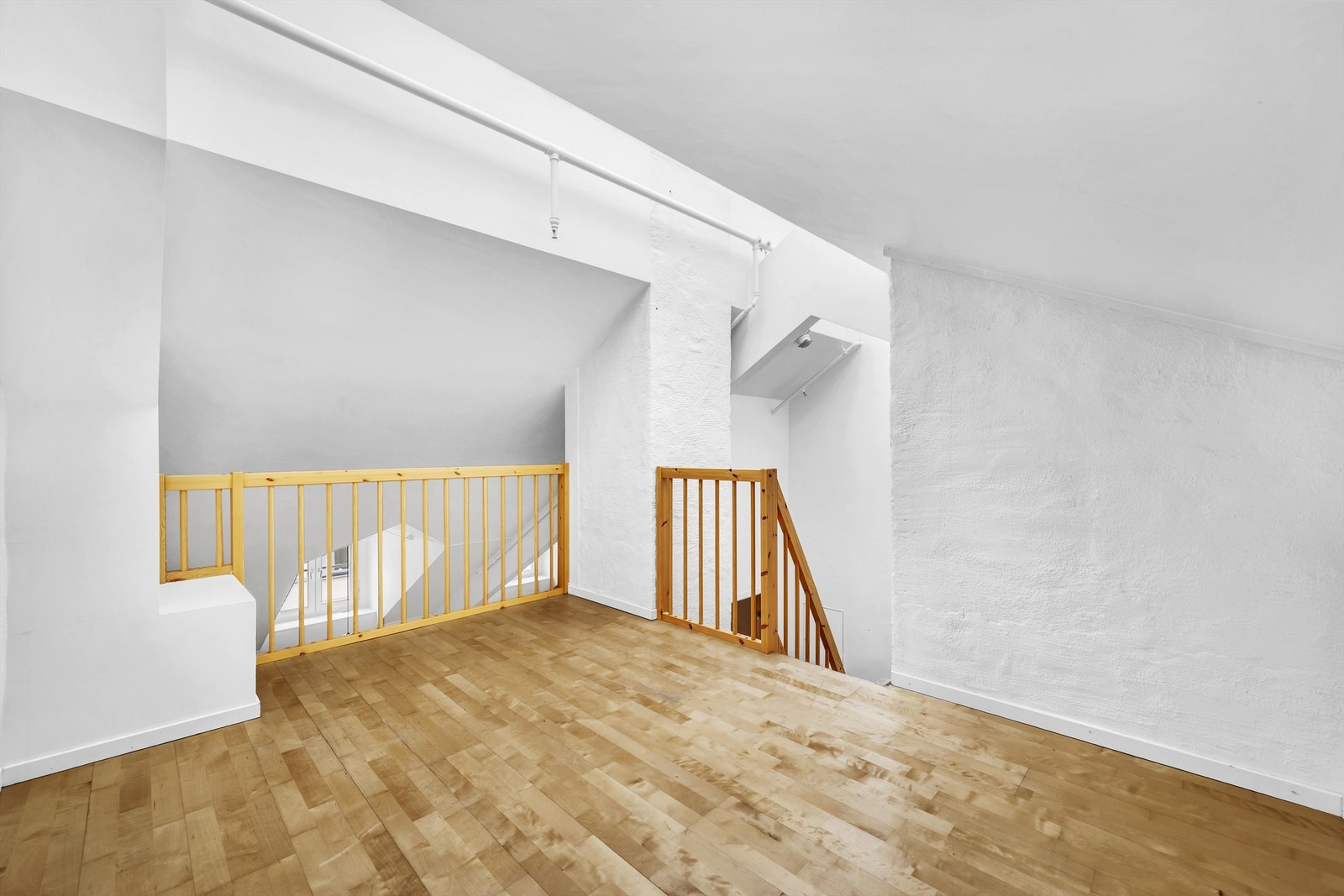 Leiligheten har en romslig og innbydende hems med god plass til hyggelig innredning. Galleribilde