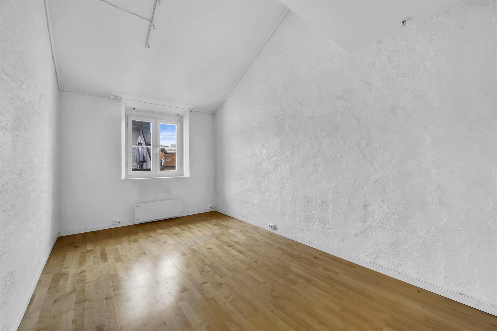 Soverom II er også av god størrelse med plass til seng, nattbord og garderobeskap. Galleribilde