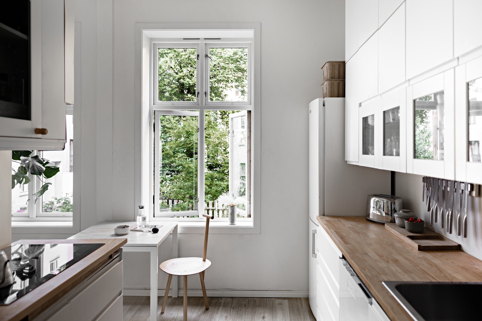 På kjøkkenet er det plass til et lite frokostbord med tilhørende stoler Galleribilde