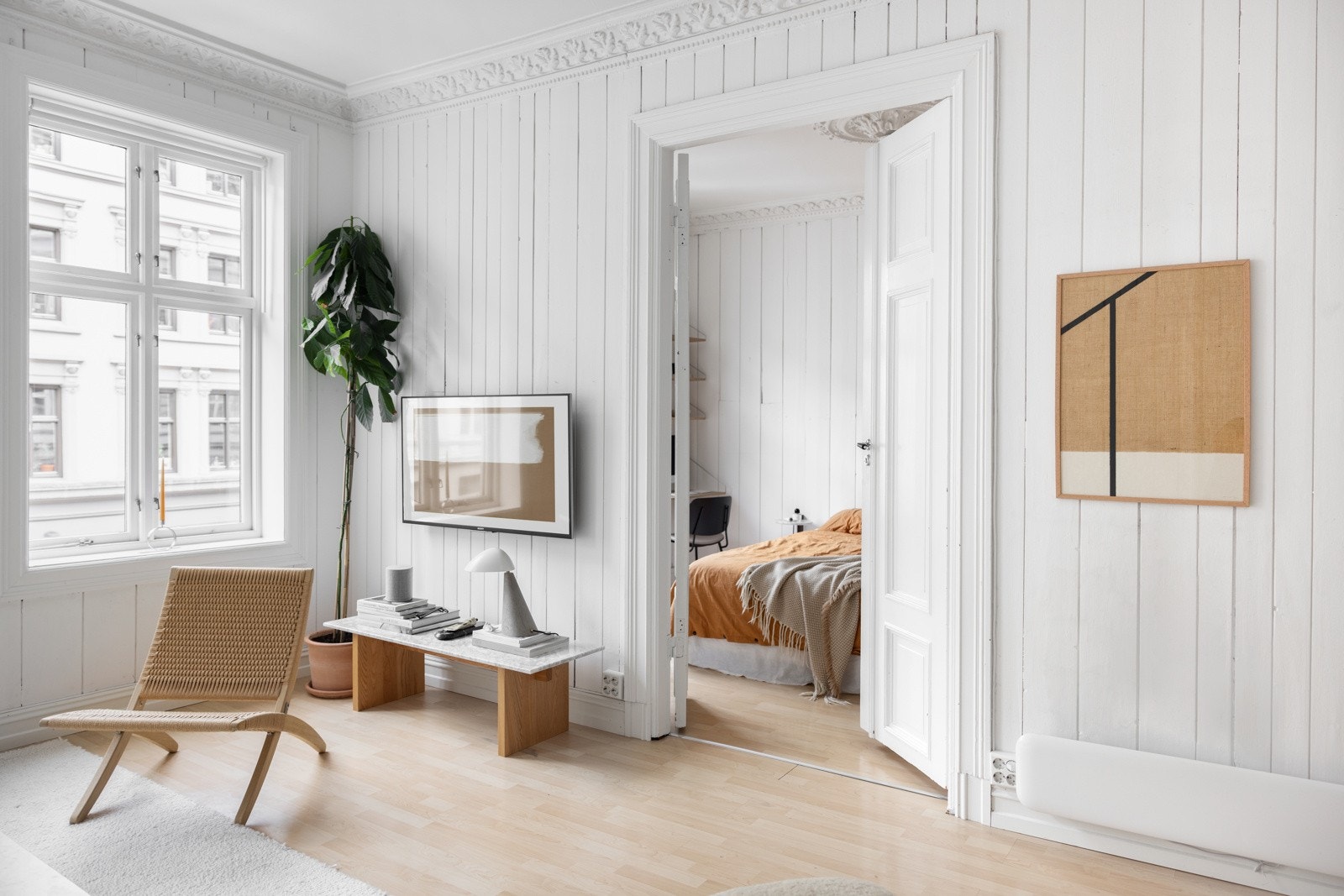 Gjennom de doble fløydørene liigger et stort og luftig soverom Galleribilde