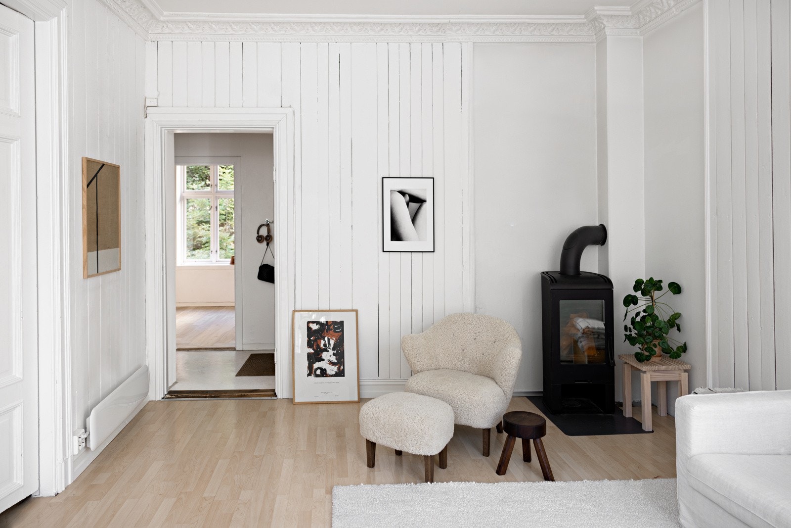 I hjørnet av rommet er det en peisovn som gir god varme i vinterhalvåret Galleribilde