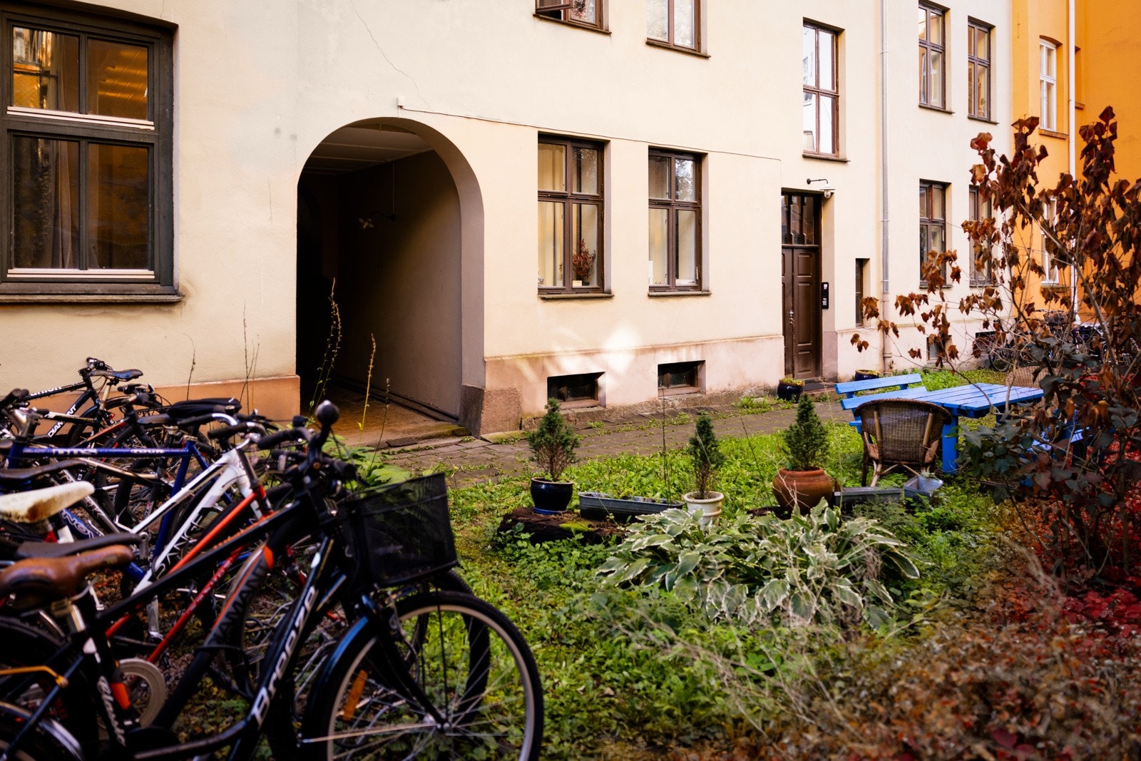 Hyggelig og frodig bakgård med sittegrupper, plen og sykkelstativ Galleribilde