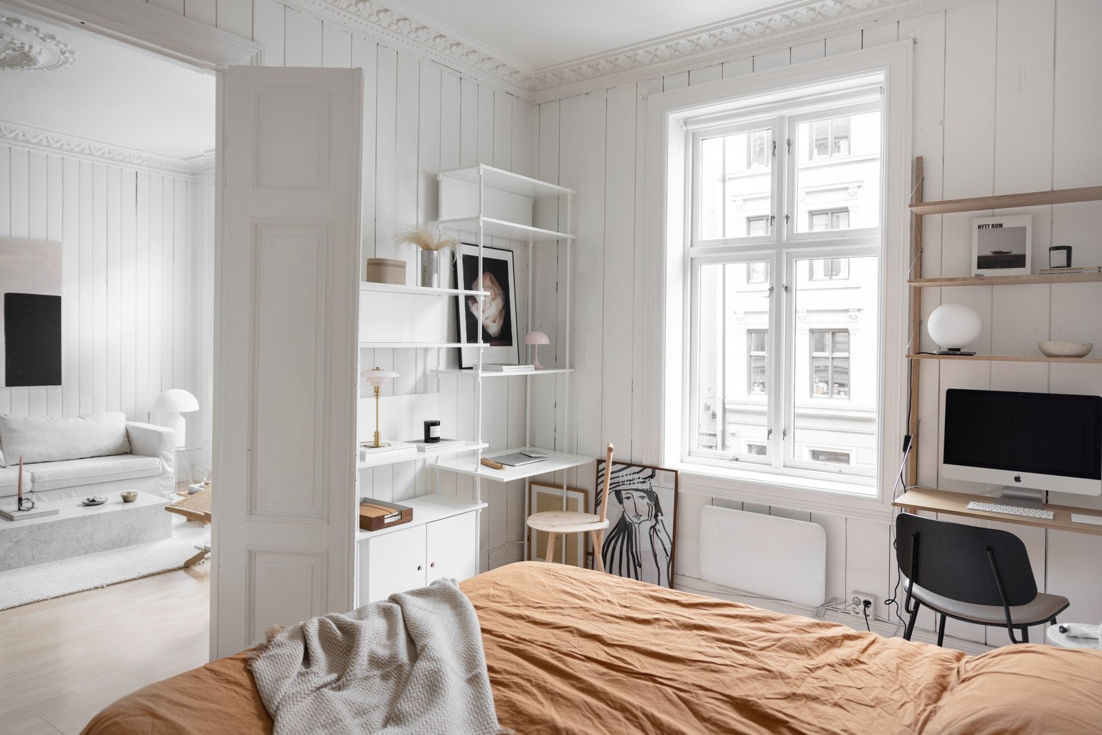 På soverommet er det god plass til dobbeltseng og tilhørende nattbord Galleribilde