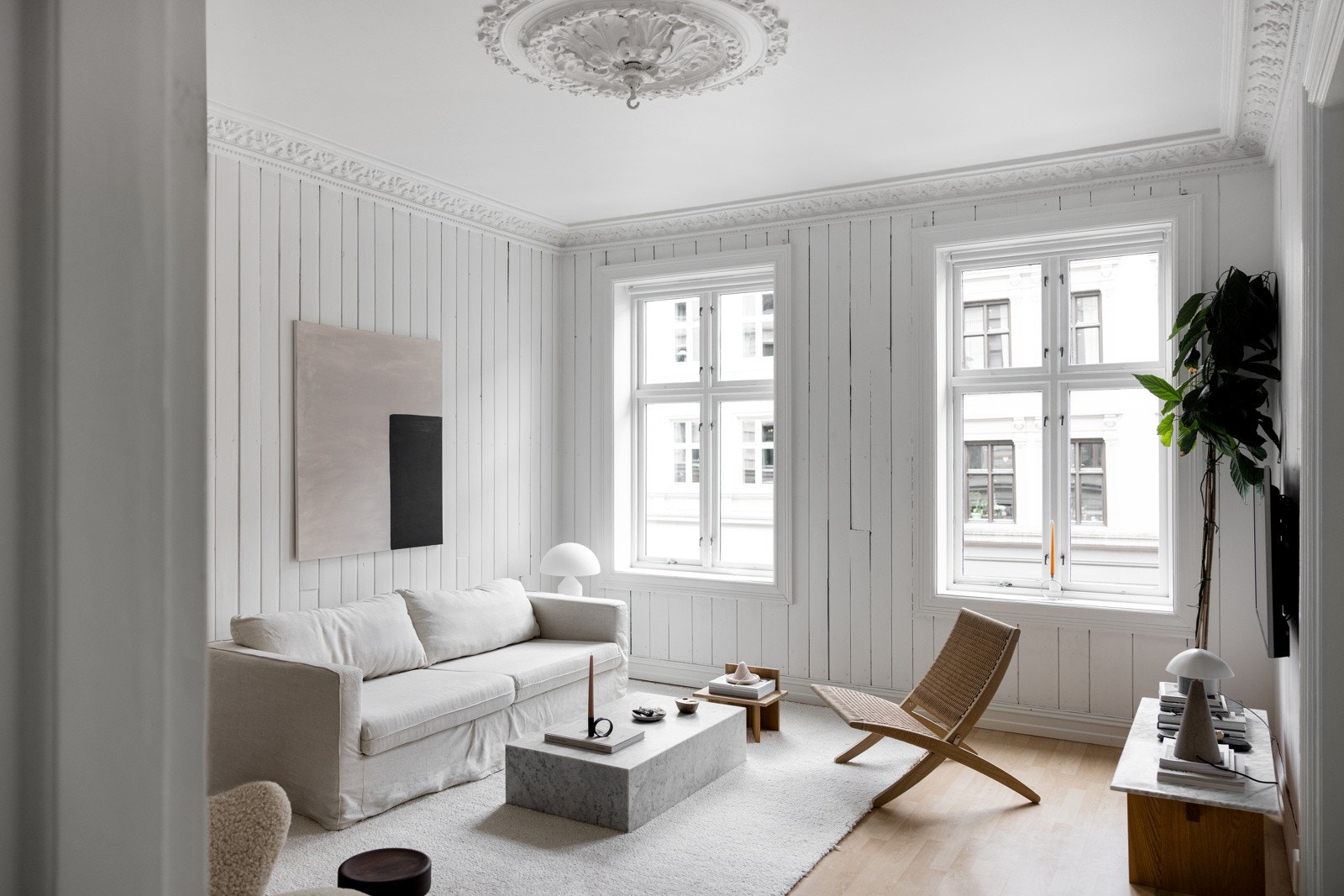 Lys og innholdsrik stue med god plass til sofagruppe, salongbord og mediemøblement Galleribilde