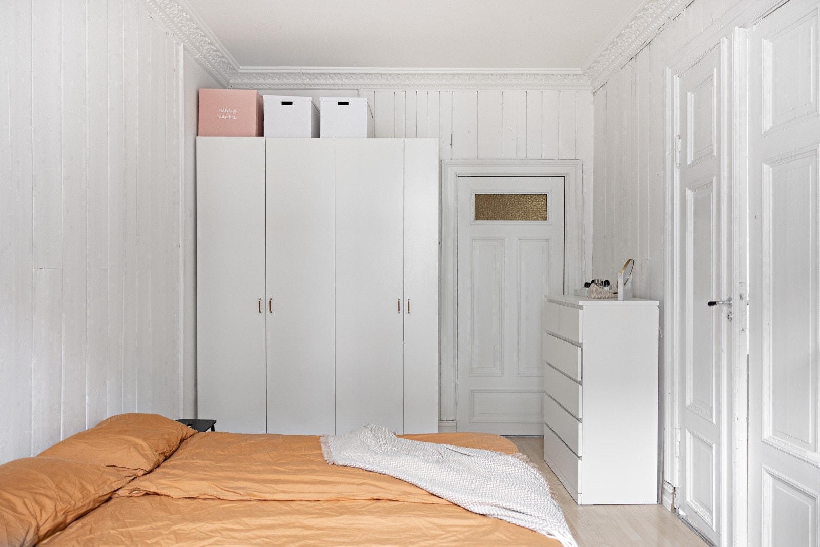 I enden av rommet er det en stor garderobe som medfølger i handelen Galleribilde