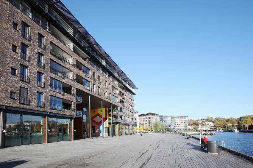 Det er også kort vei til Lysaker Brygge med restauranter, barer, kontor mm. Galleribilde