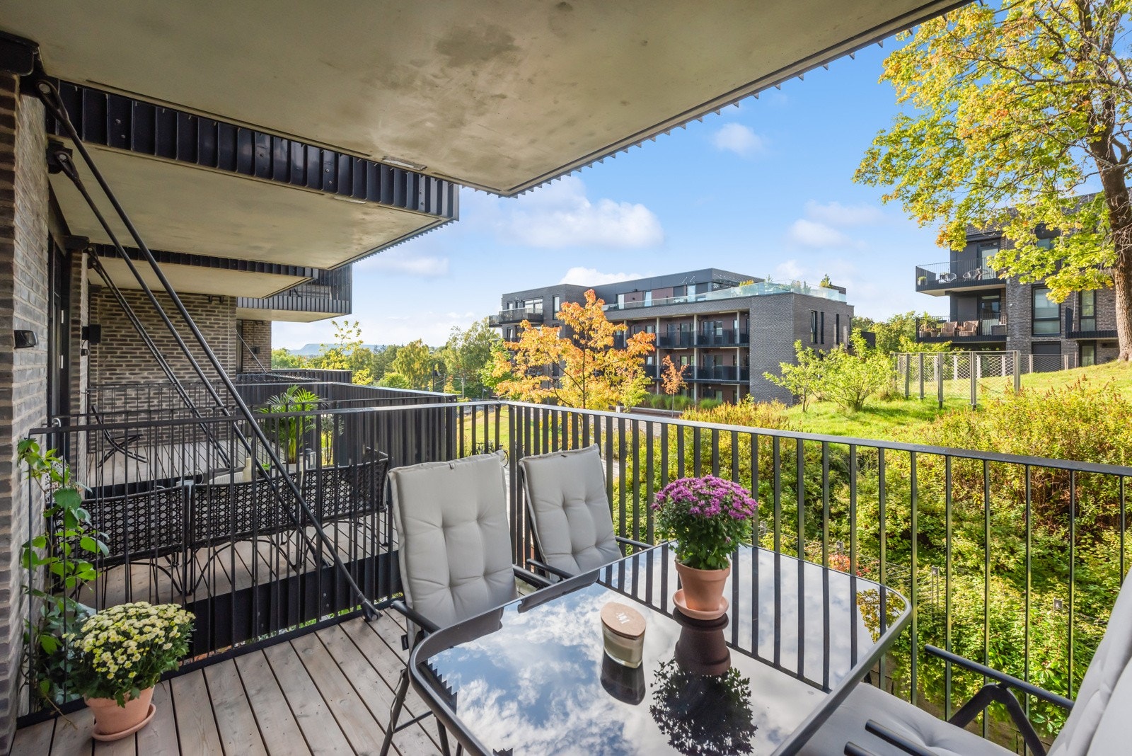 Fra stuen er det utgang til den solrike nordvestvendte balkongen på 8 kvm Galleribilde