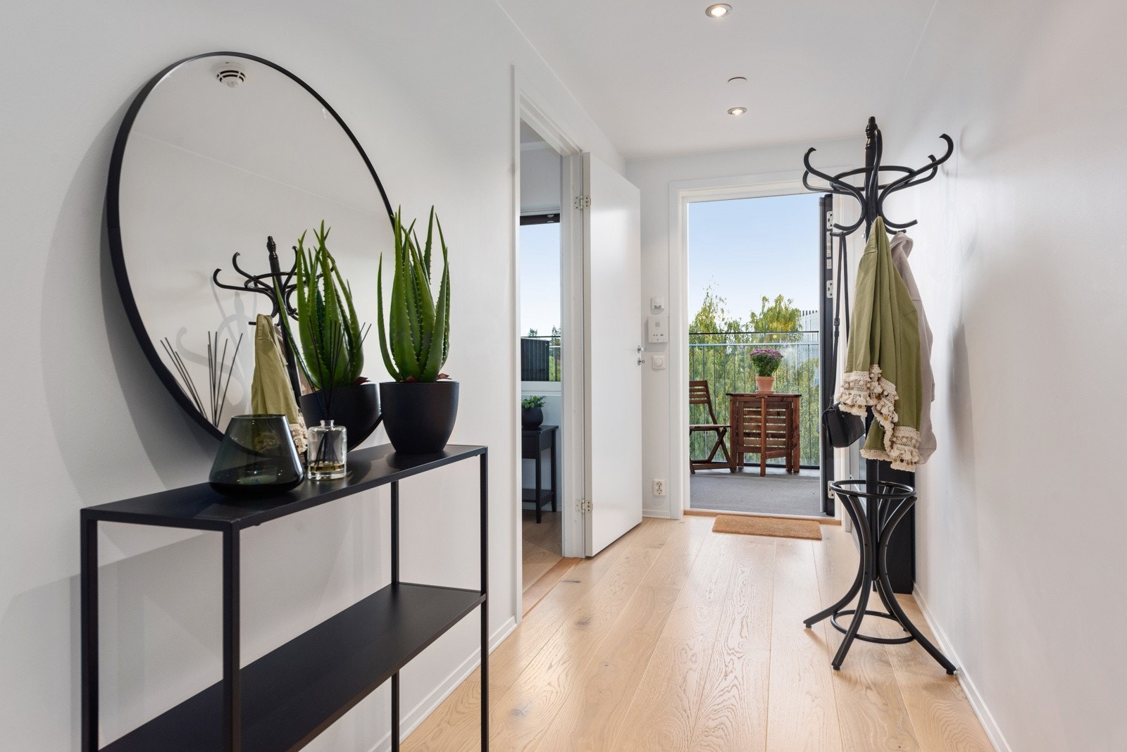 Entreen gir et godt førsteinntrykk og har god plass til ulike garderobeløsninger Galleribilde