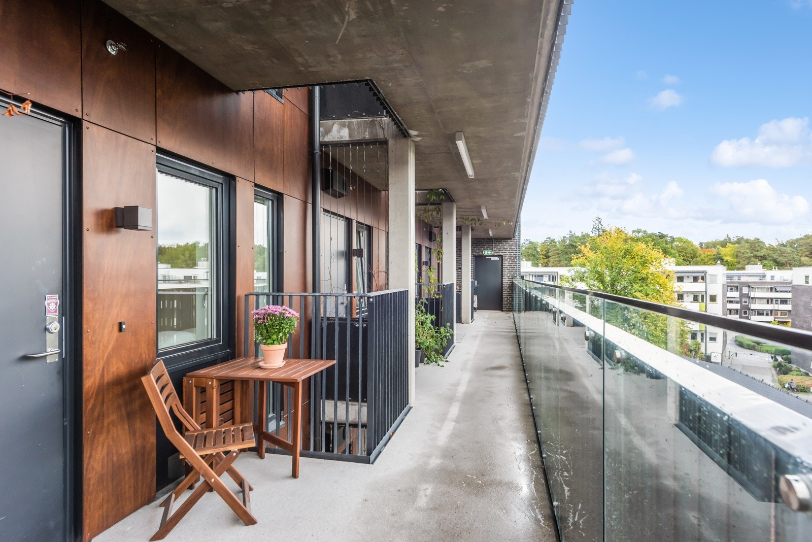 Boligen ligger fint til i 2. etasje, og har inngang til boligen via svalgang Galleribilde