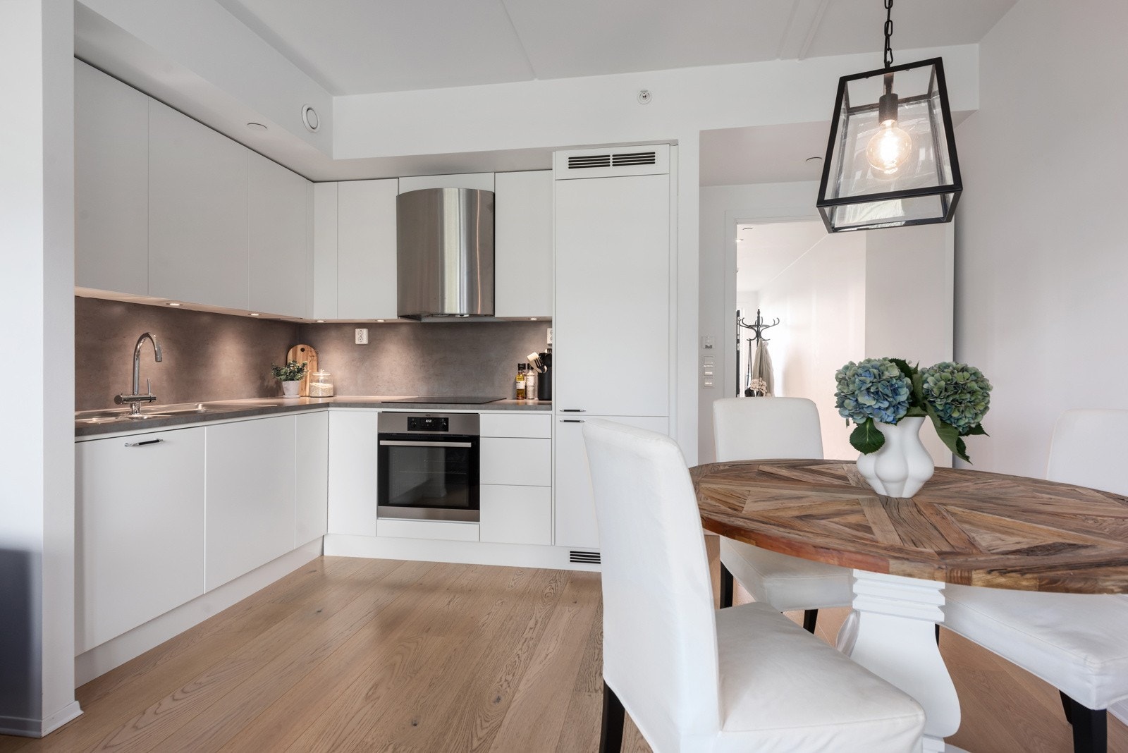 På gulv er det en pen enstavs eikeparkett Galleribilde