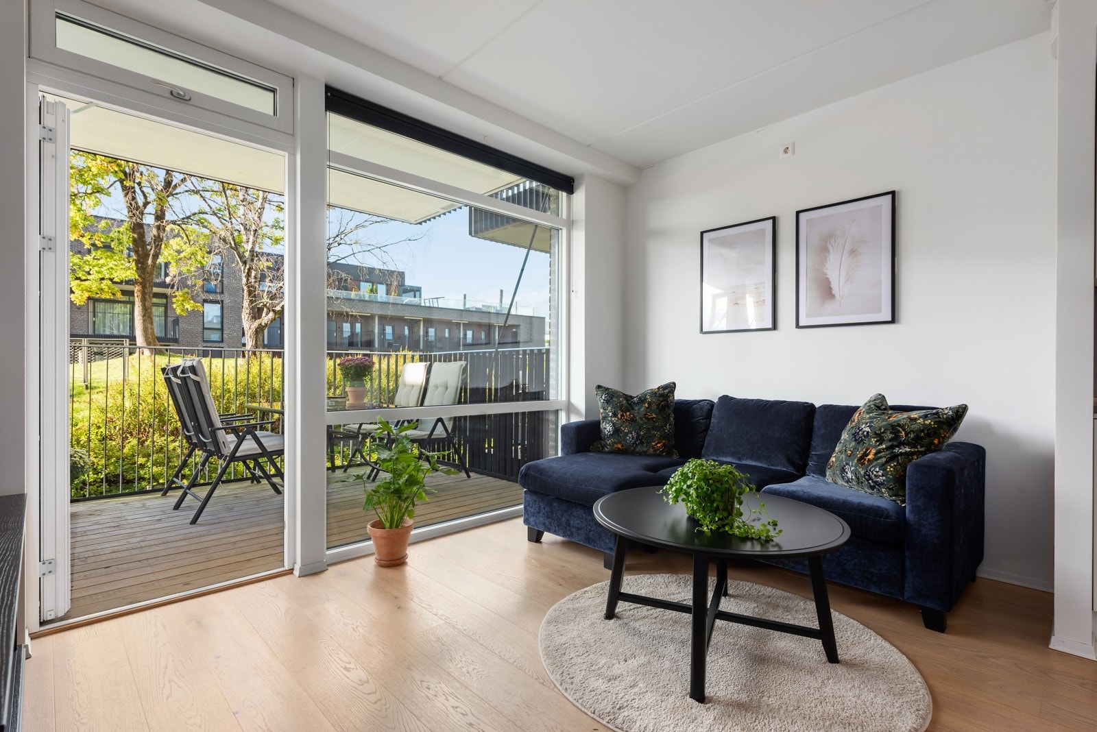 Allrommet består av stue og kjøkken i en åpen løsning Galleribilde