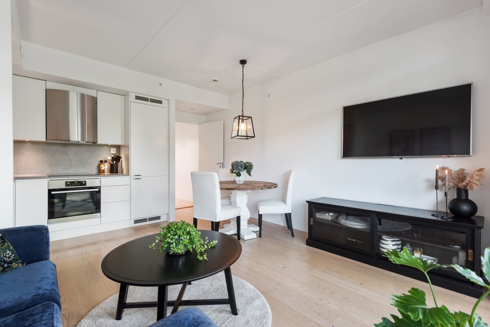 Kjøkkeninnredningen er fra Drømmekjøkken og fremstår som tidløs, med integrerte hvitevarer som medfølger Galleribilde