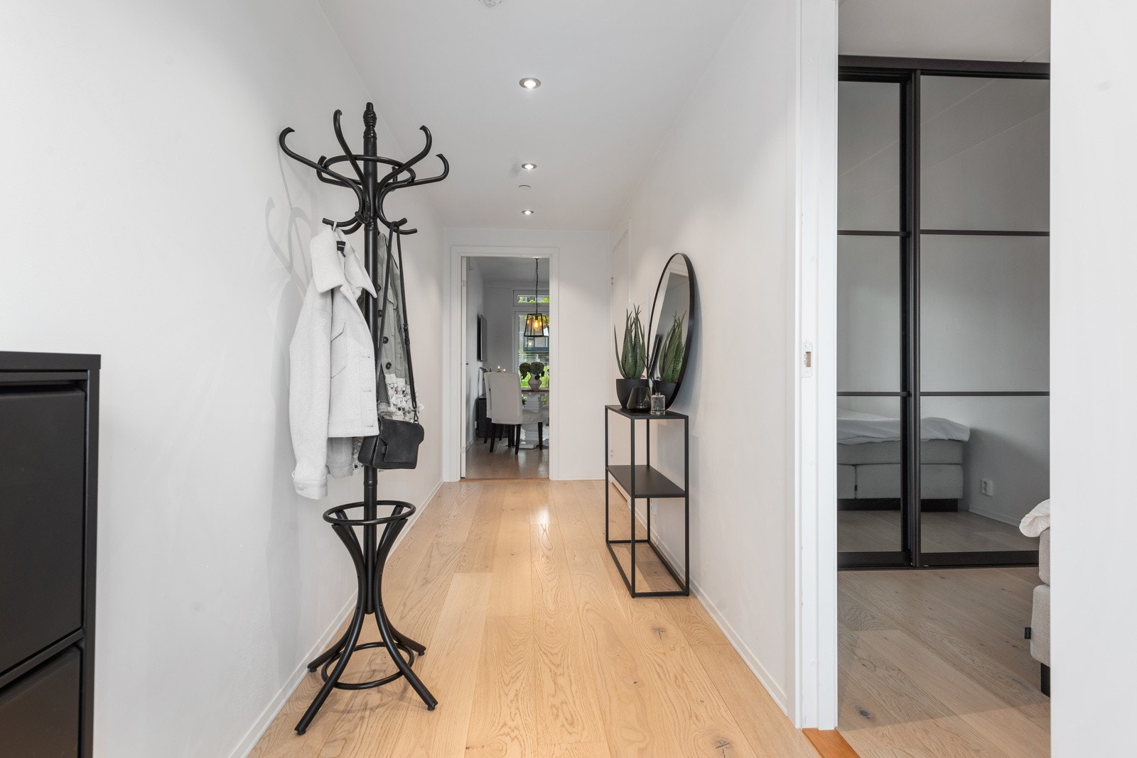Fra entreen er det inngang til soverom, eller videre adkomst til resten av boligen Galleribilde