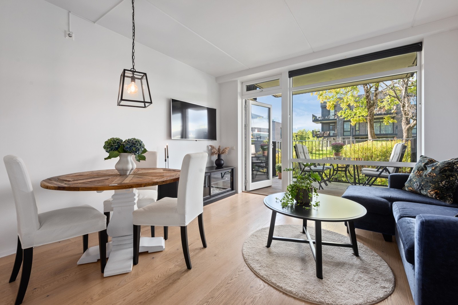 Det er plass til sofakrok og spiseplass i rommet Galleribilde