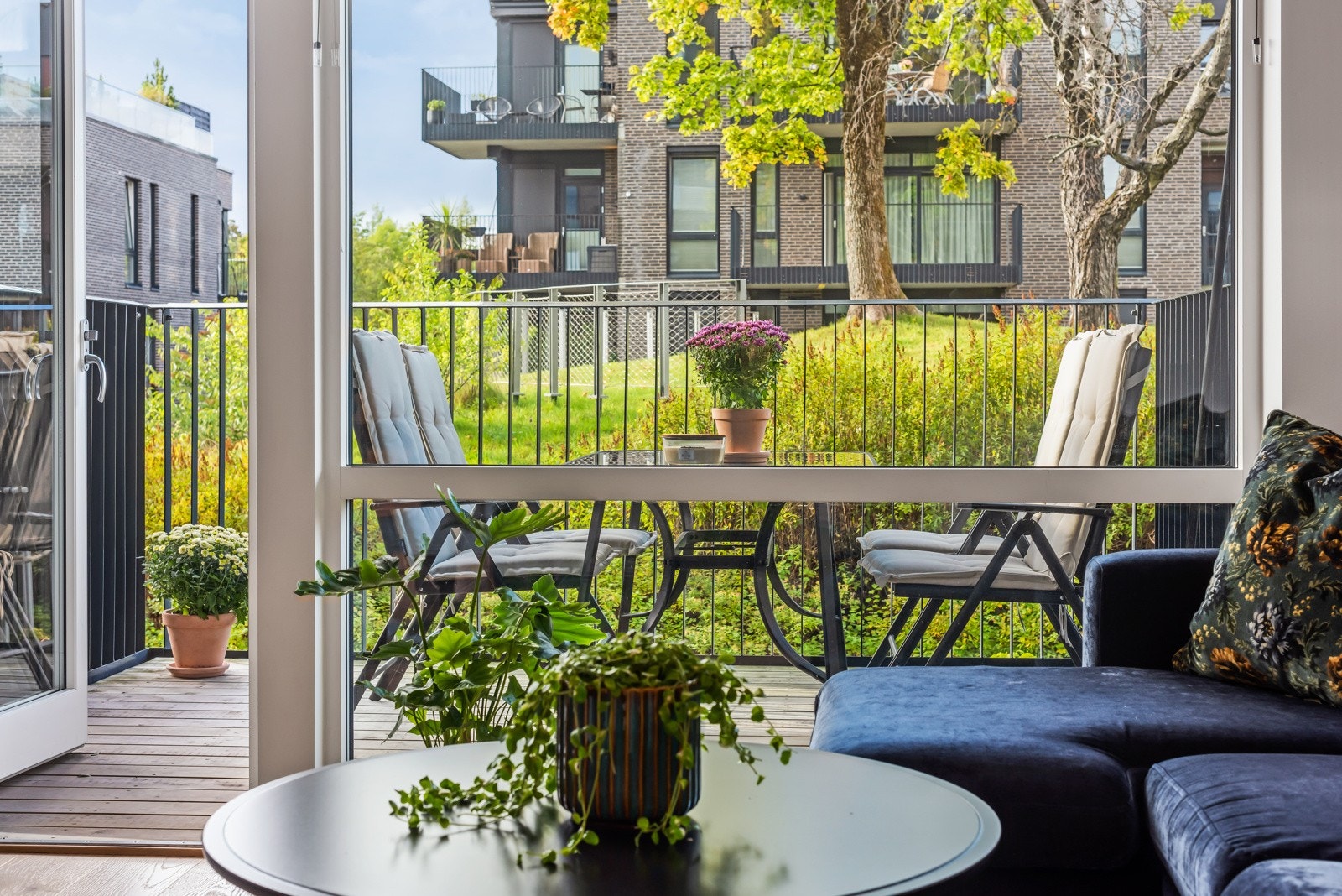 Rommet er lyst og åpent, med store vindusflater som gir mye fint dagslys inn i boligen Galleribilde