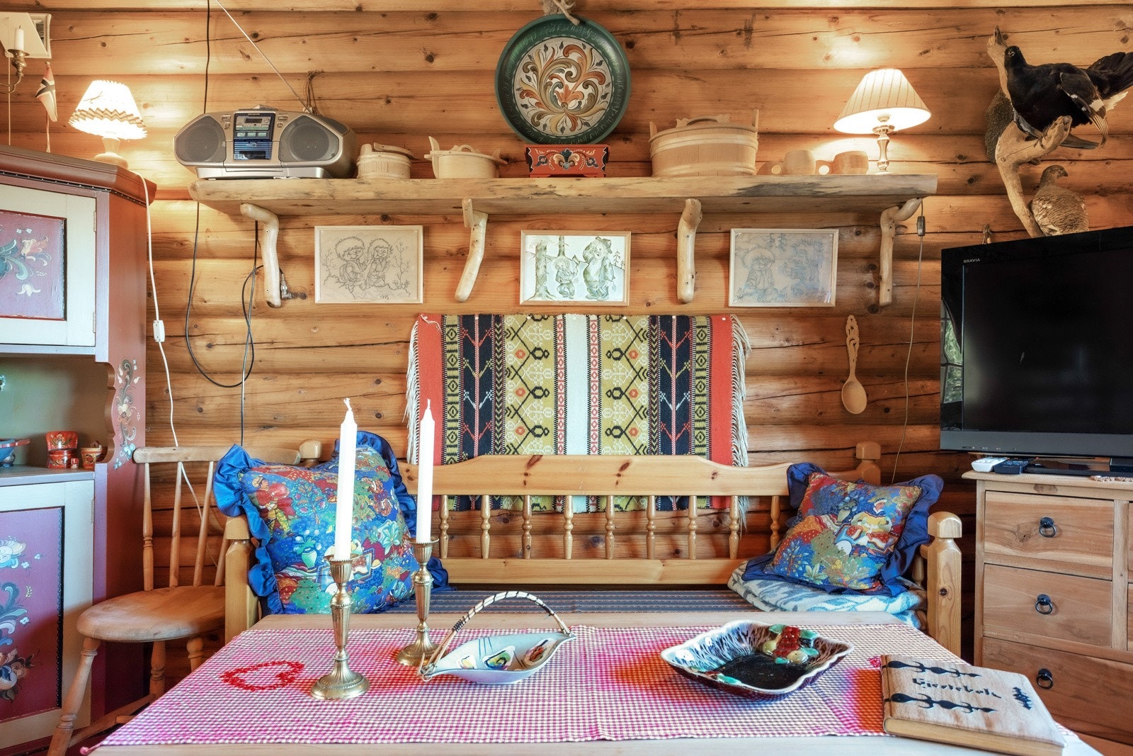 Finn fram cd-platene, kortstokken og len deg tilbake. Galleribilde