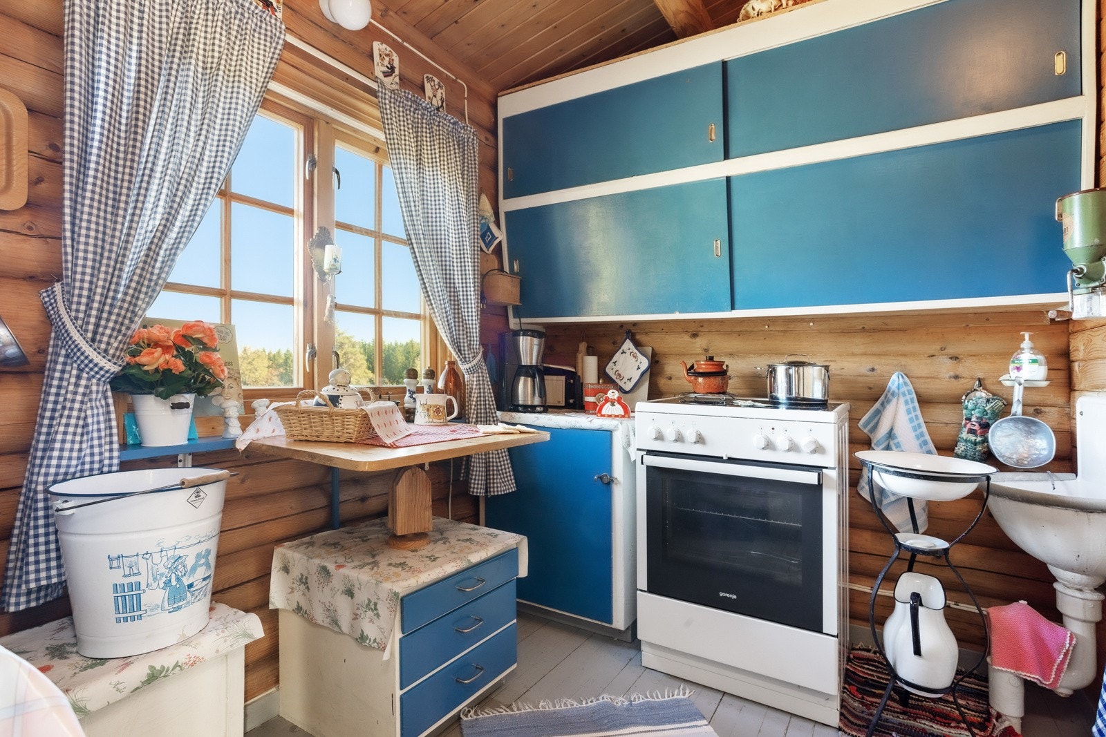 Innholdsrikt og kjekt kjøkken som har fungert utmerket i alle år. Utslagsvask på veggen. Galleribilde