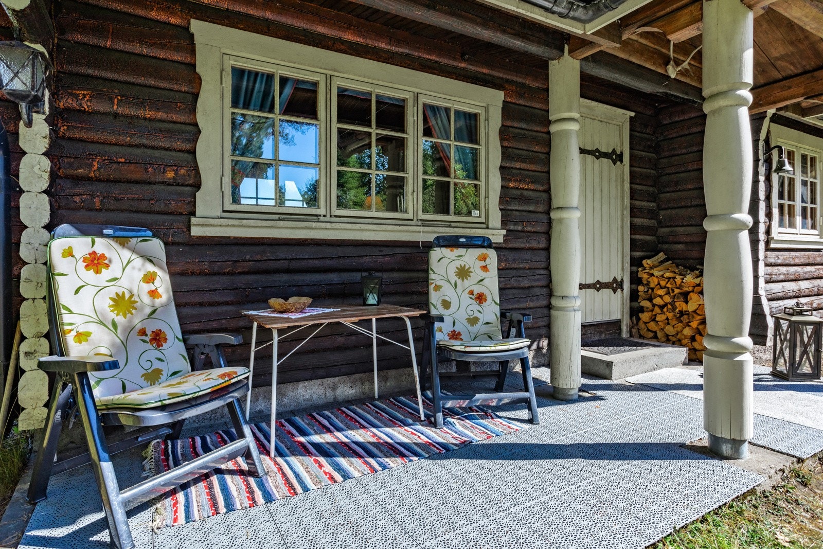 Delvis overbygget uteplass (nytt overbygg fra 2002) Galleribilde