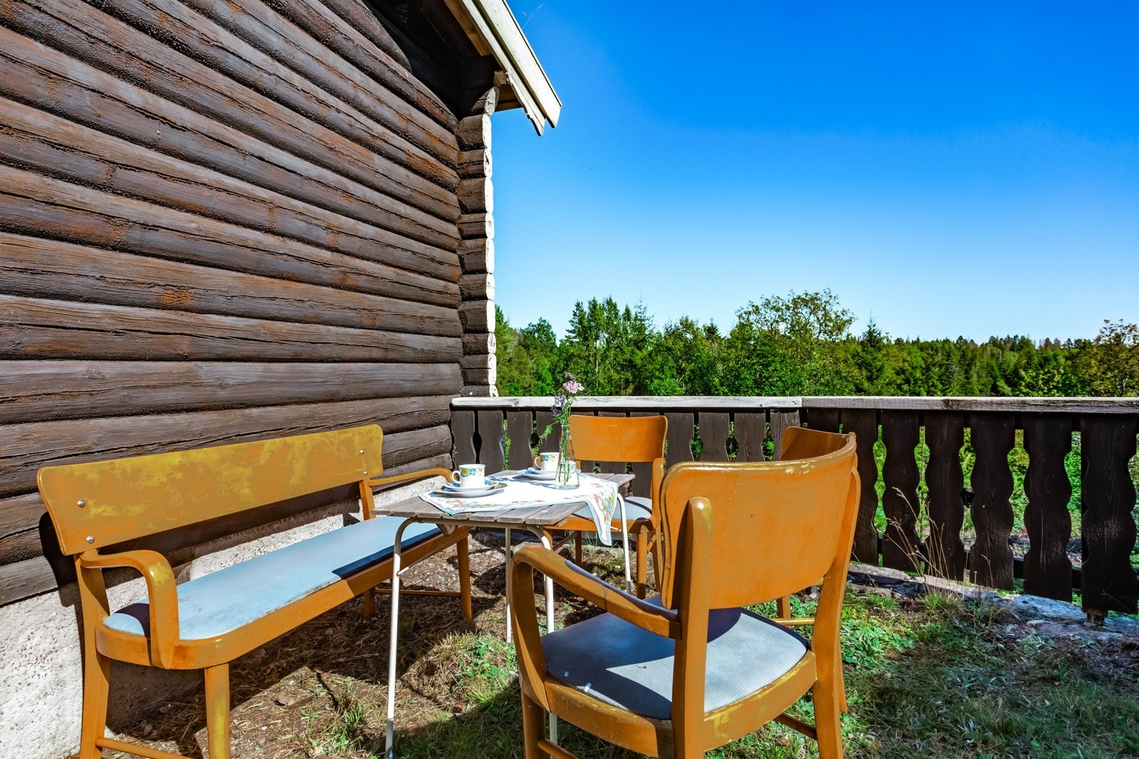 Mellom hovedhytta og annekset er det en super sol-plass! Galleribilde