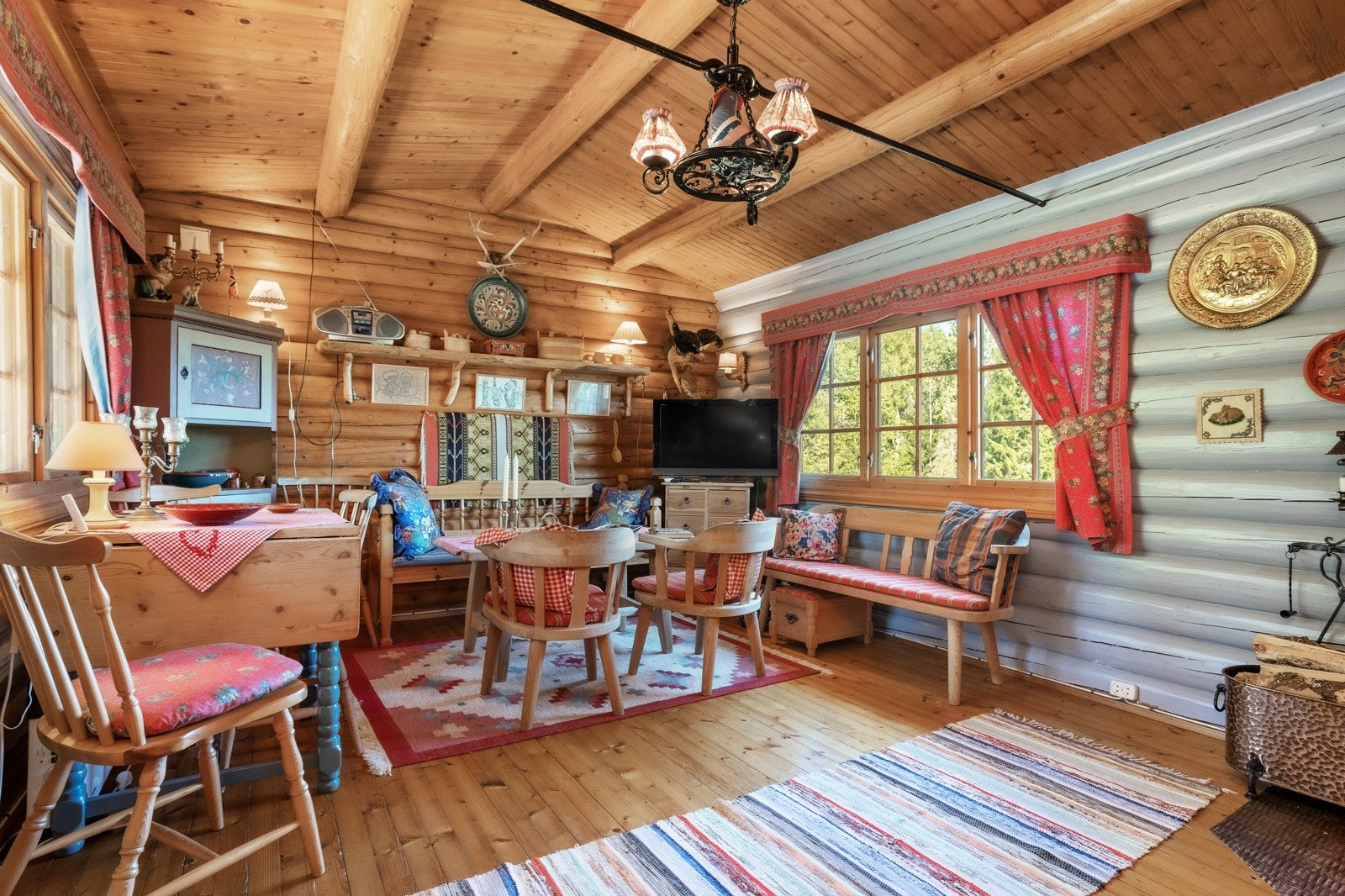 God takhøde kombinert med vinduer på begge sider gir en overraskende god romfølelse Galleribilde