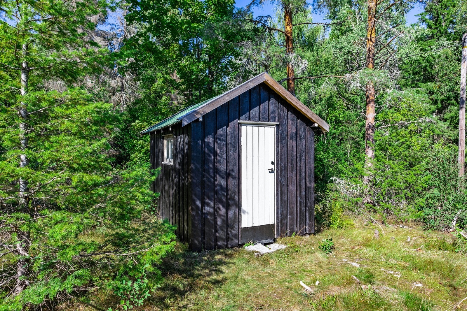 Denne hytta ble bygget først, og fungerte fint mens eierne bygde hovedhytta Galleribilde