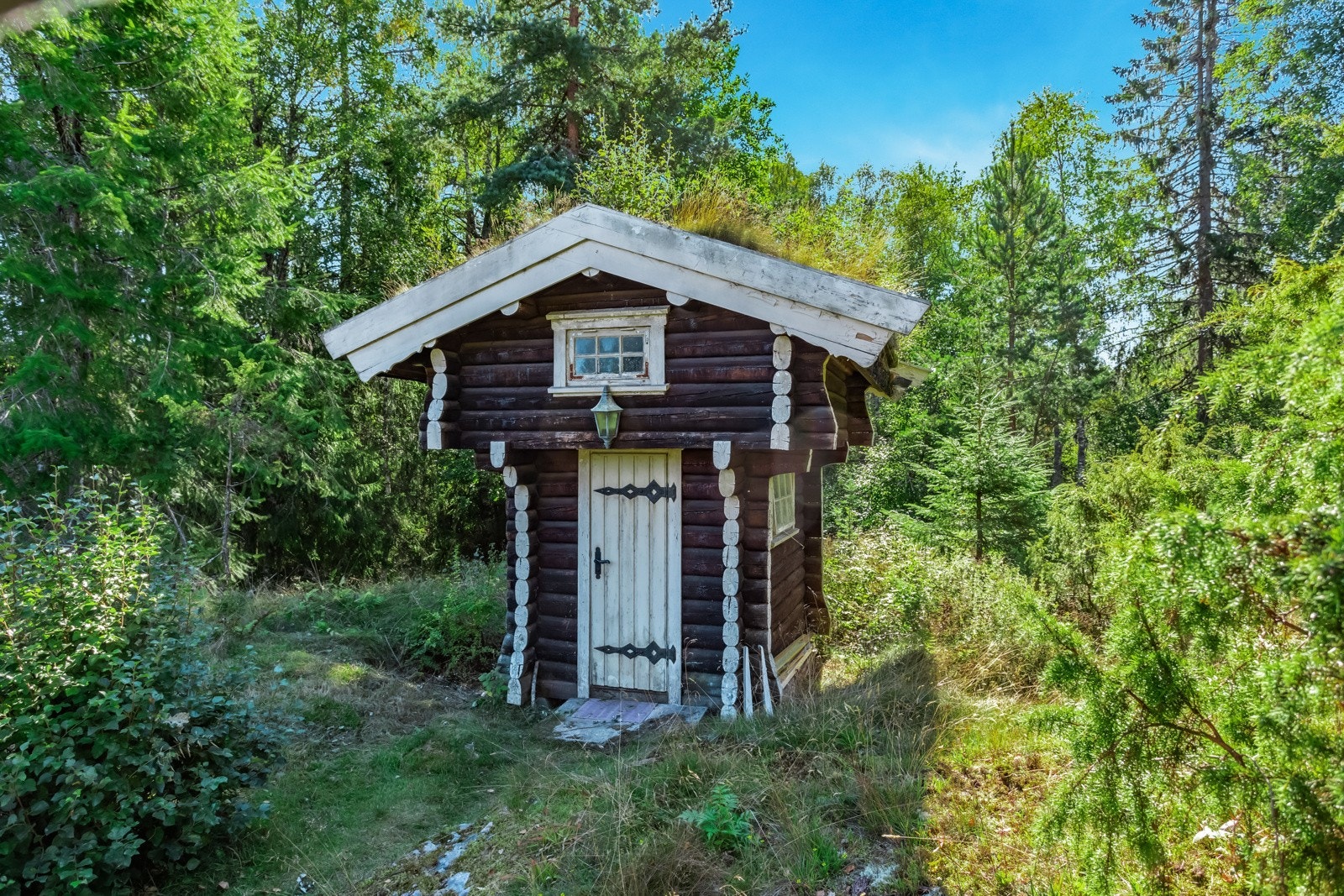 Stabburet, på opptil flere kvadratmeter, har innredet og fin hems med plass til sovende gjester. Galleribilde