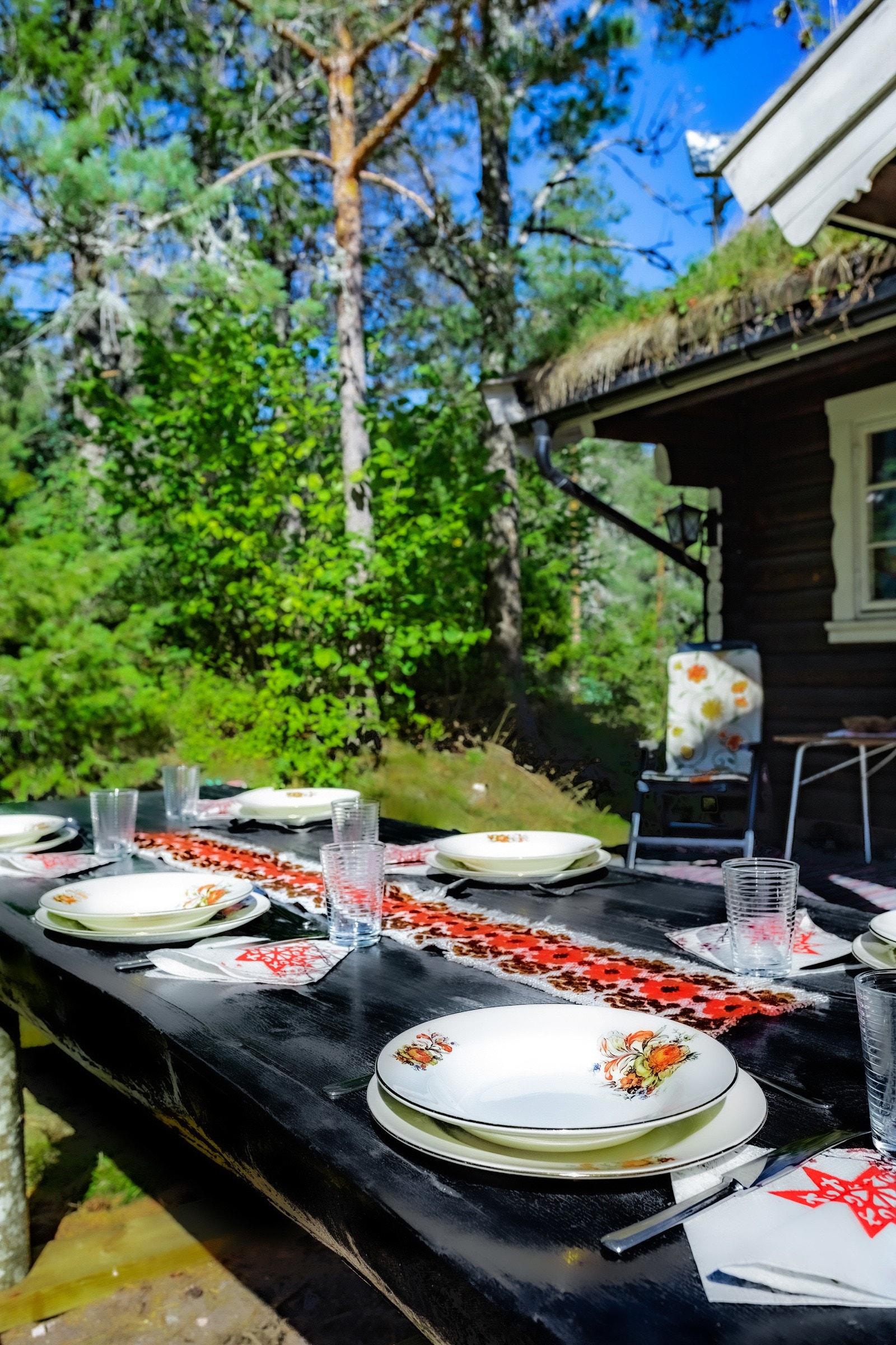 Her kommer man bokstavelig talt til dekket bord; hytta er fullt møblert og klar for nye eiere Galleribilde