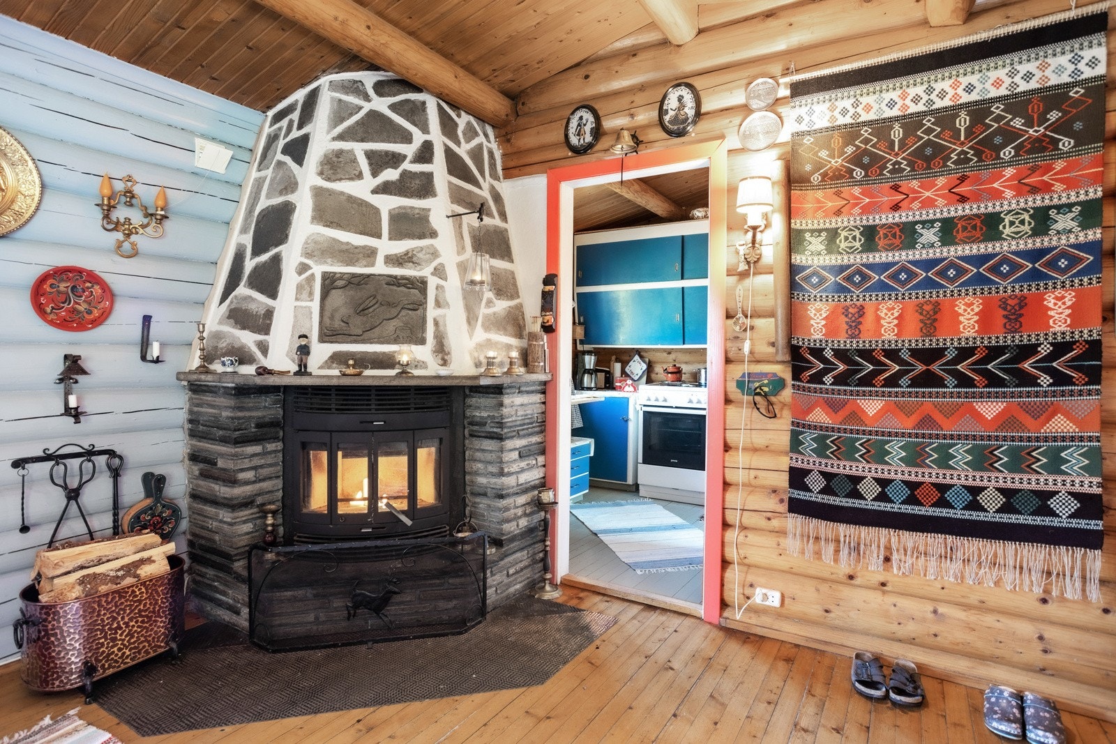 Deilig peis på kaldere høst- og vinterdager gjør hytta svært så koselig. Galleribilde