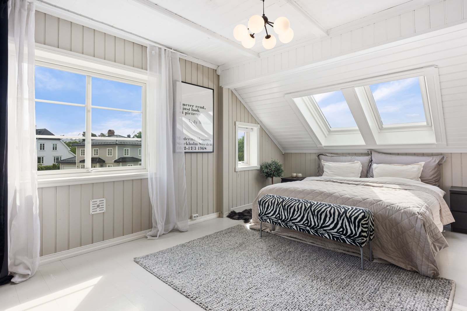 Hovedsoverommet får mye naturlig dagslys fra store vindusflater. Galleribilde