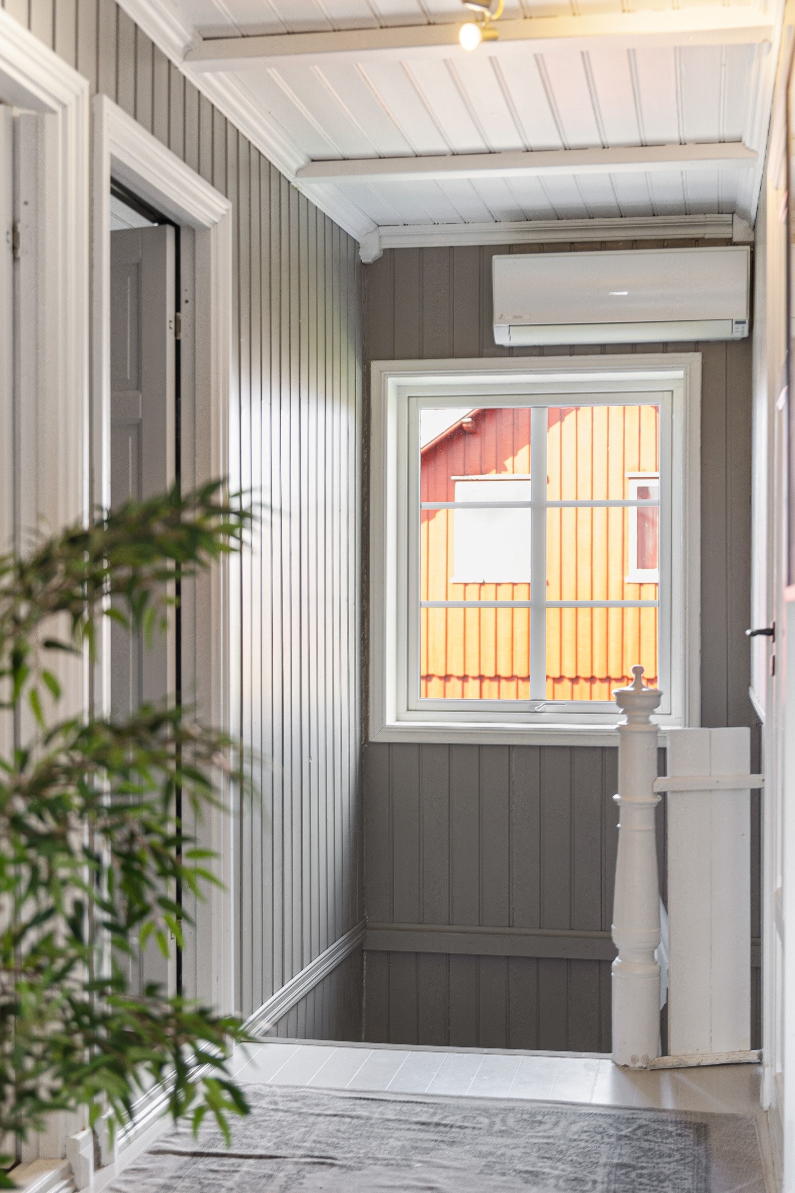 Øverst i trappeløpet er det montert en varmepumpe for jevn og behagelig varme. Galleribilde