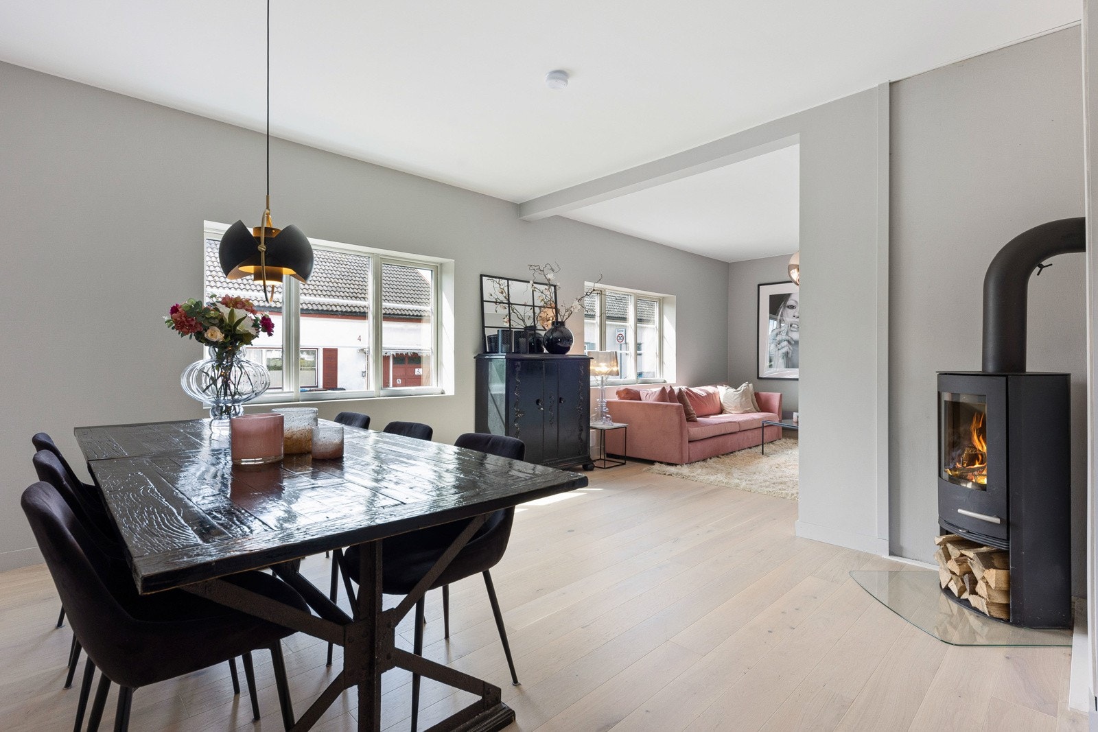 Eneboligen har to lekre, tilstøtende stuer, noe som gir ekstra spillerom og god møbleringsfrihet. Galleribilde