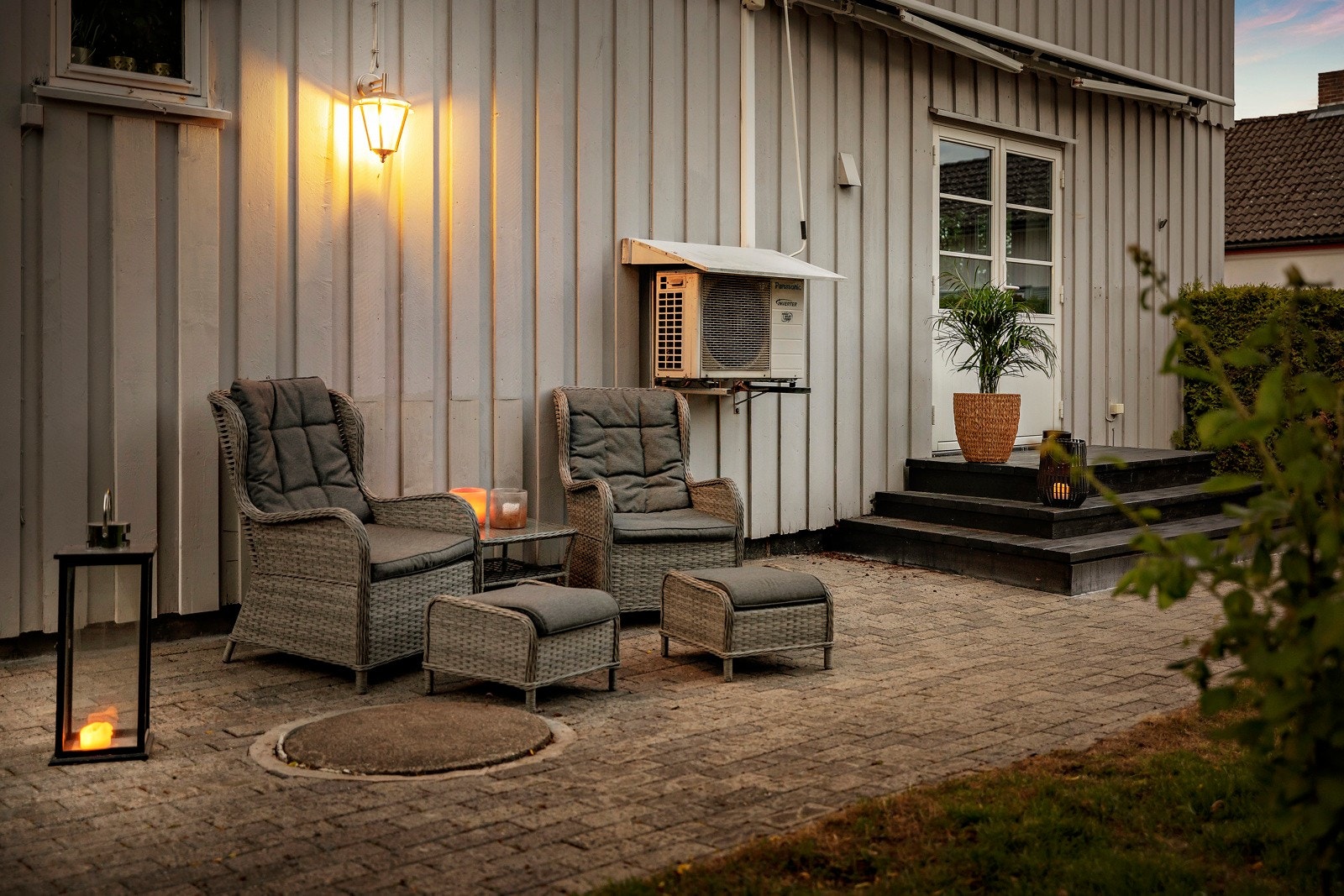 Fra stuen er det utgang til en steinlagt og noe usjenert uteplass. Galleribilde