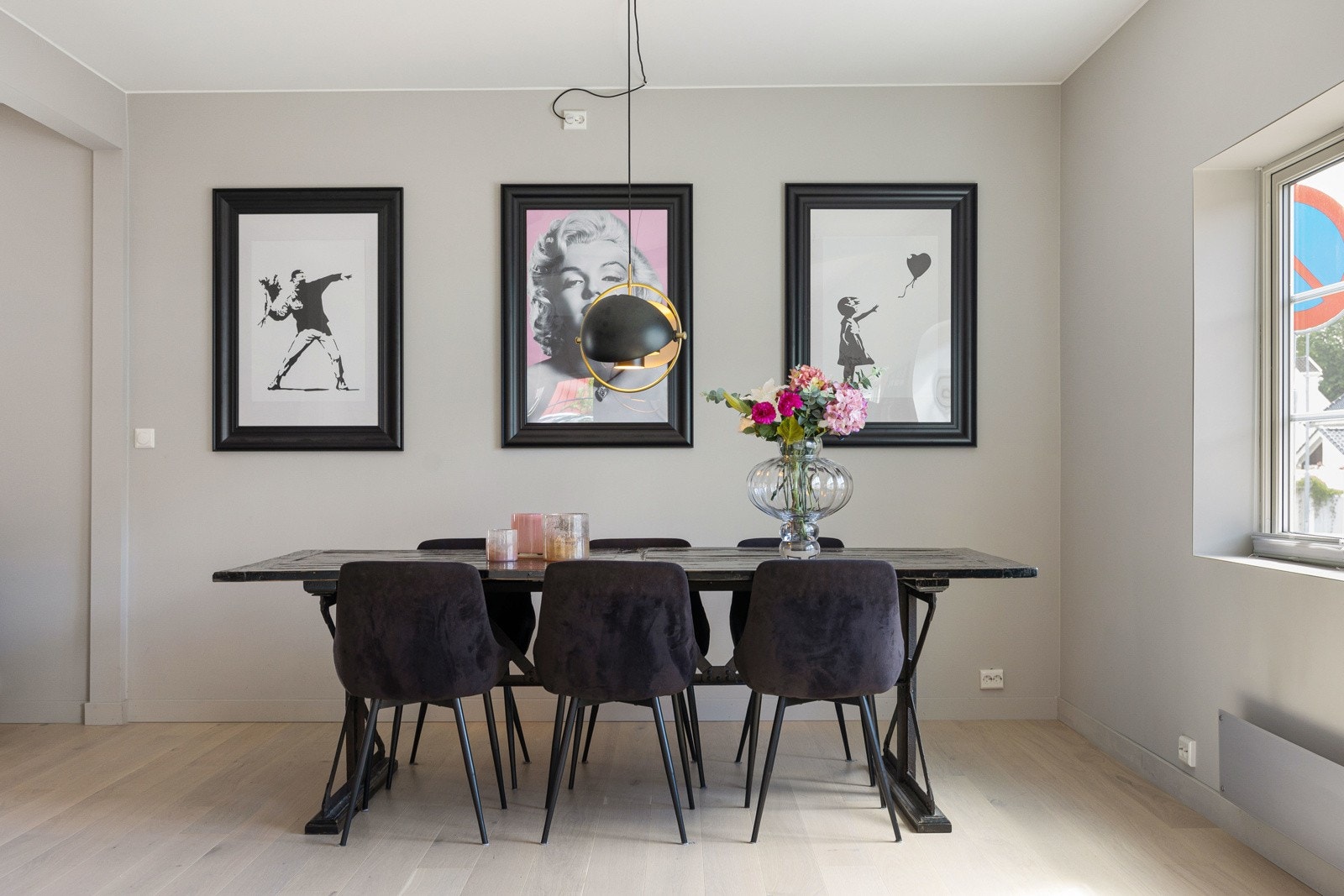 Spisestuen innbyr til hyggelige middager med familie og venner. Galleribilde