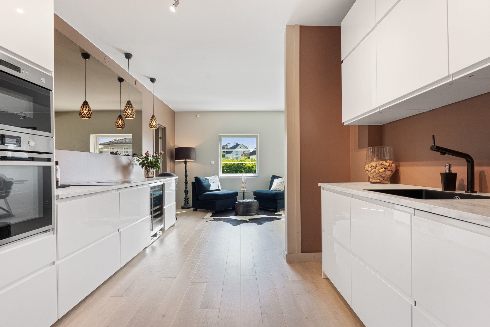 Et lekkert kjøkken fra 2020 har åpen løsning mot den ene stuen, men ligger ligger noe skjermet til fra deler av rommet. Galleribilde